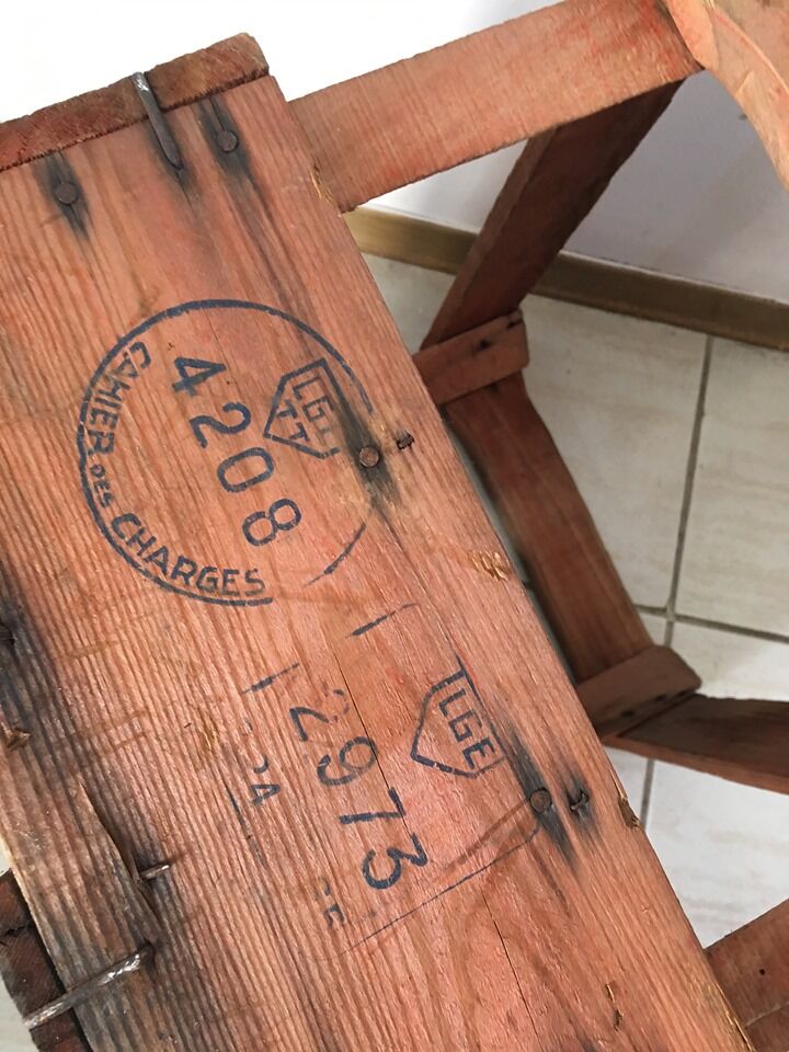 Caisse evian bottle holder