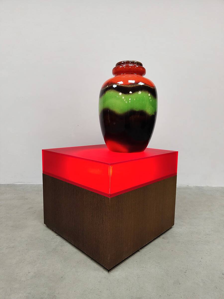 Vintage wooden acrylic lightbox sidetable 'Red light'