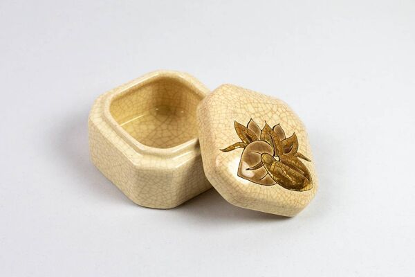 Coupe et boîte Longwy en émaux craquelés beige à décor doré