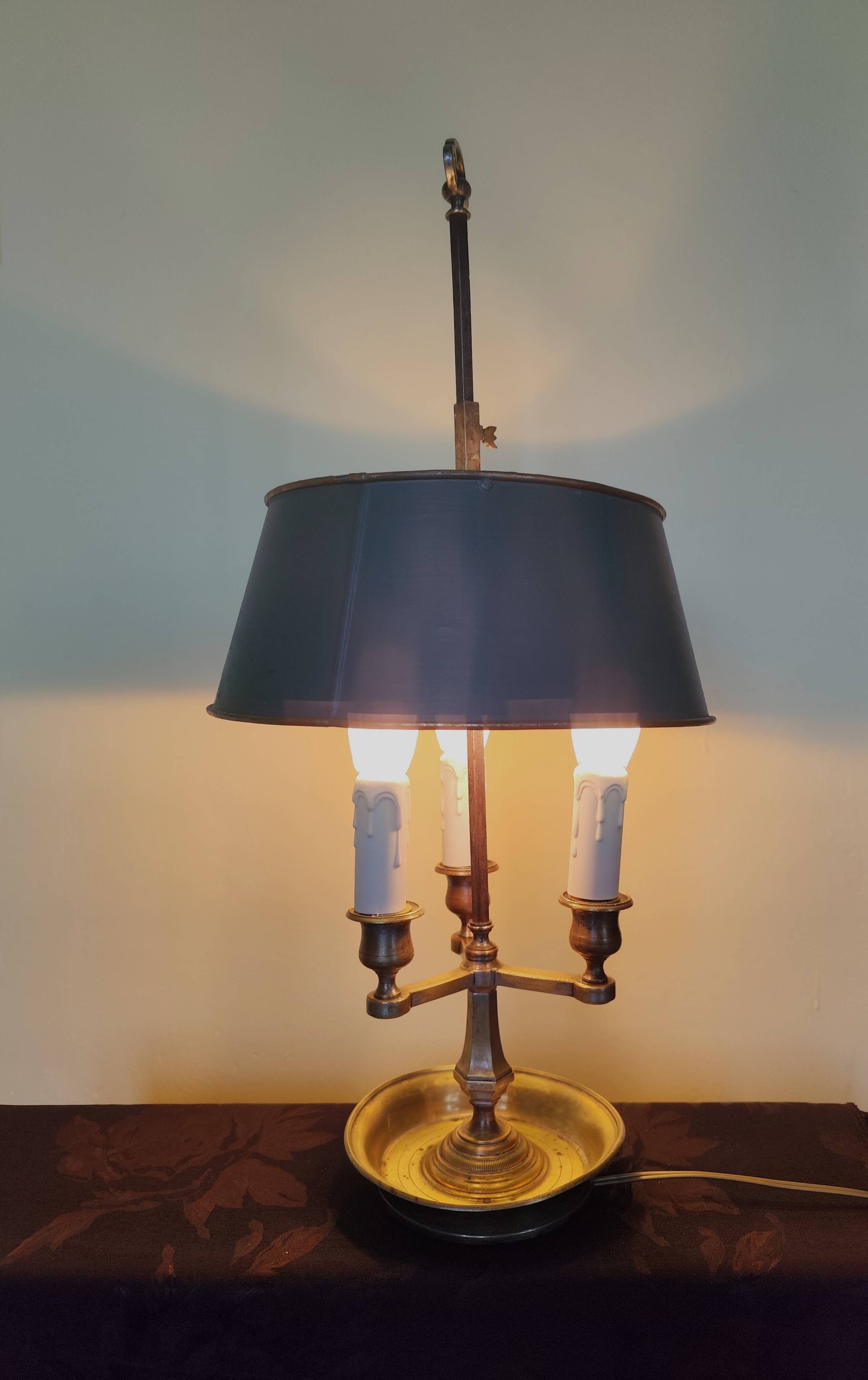 Three-light bouillotte lamp in gold metal, desk lamp.