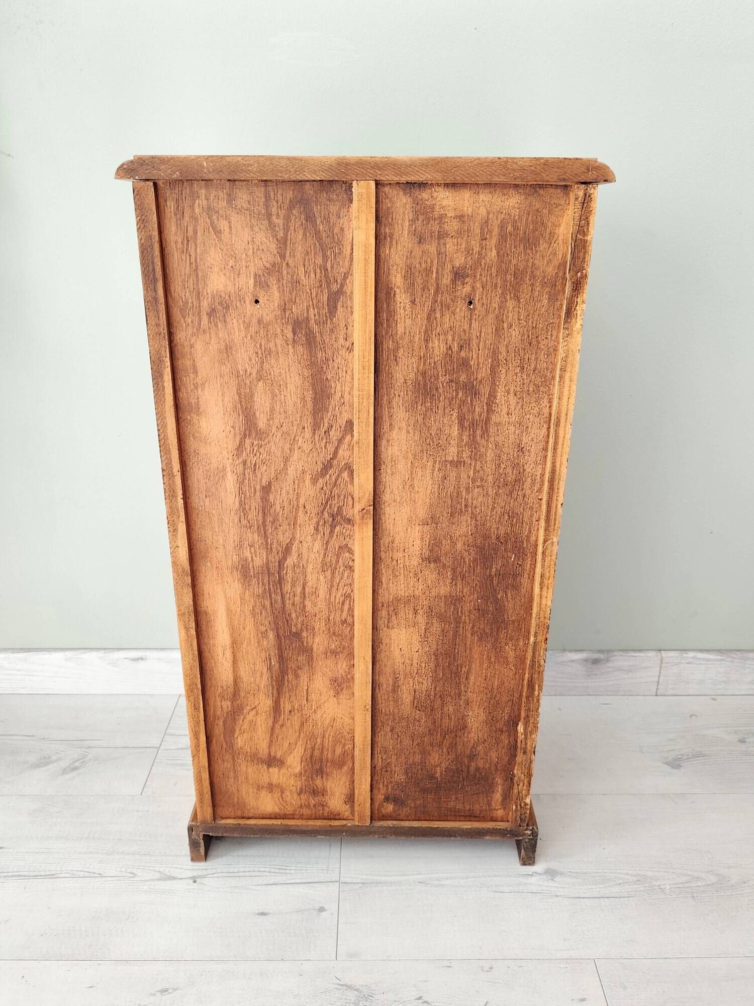 Small wooden piece of furniture, cabinet style, false drawers.