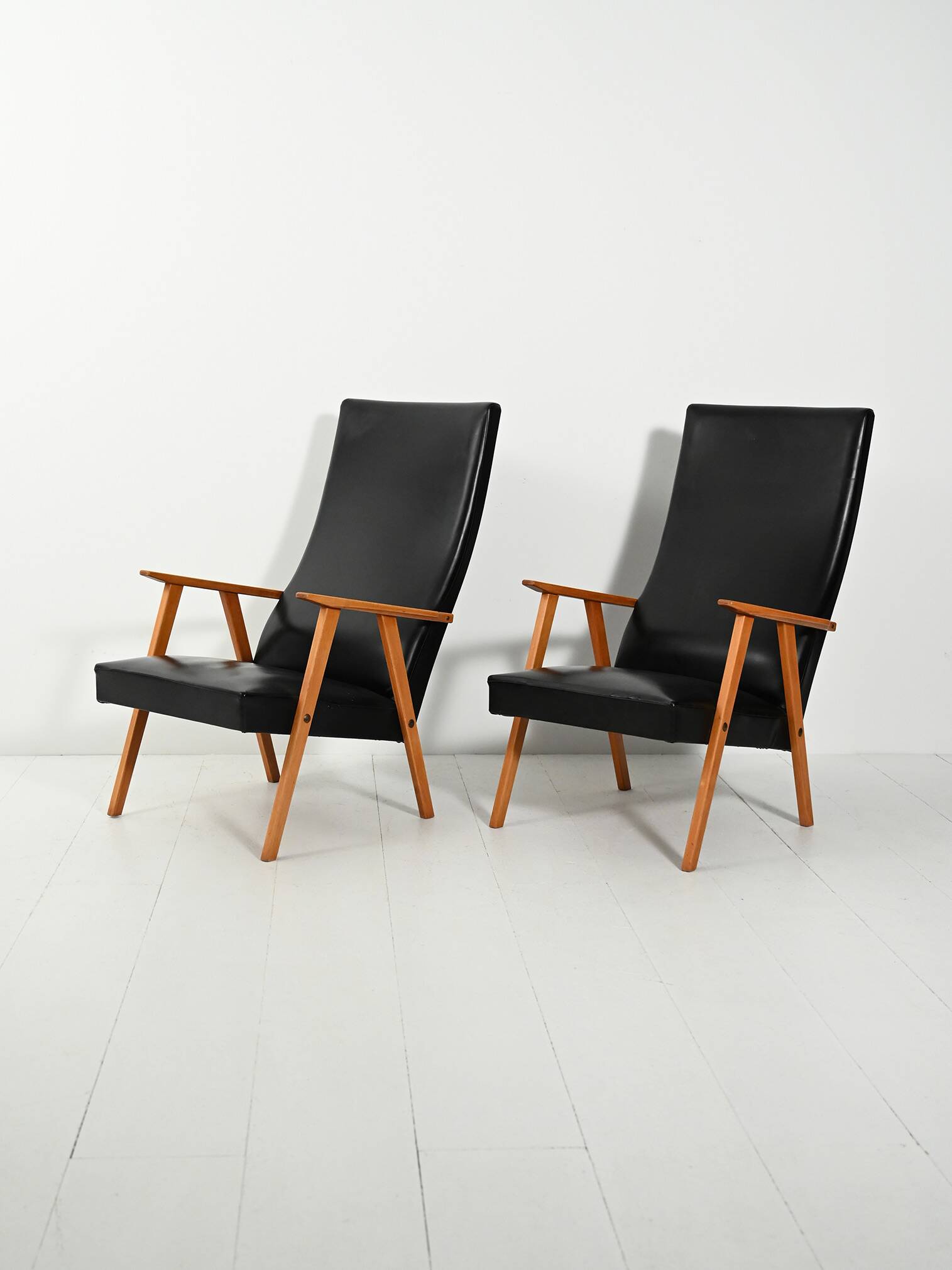 Paire de fauteuils scandinaves à dossier haut en simili cuir des années 1950-60.