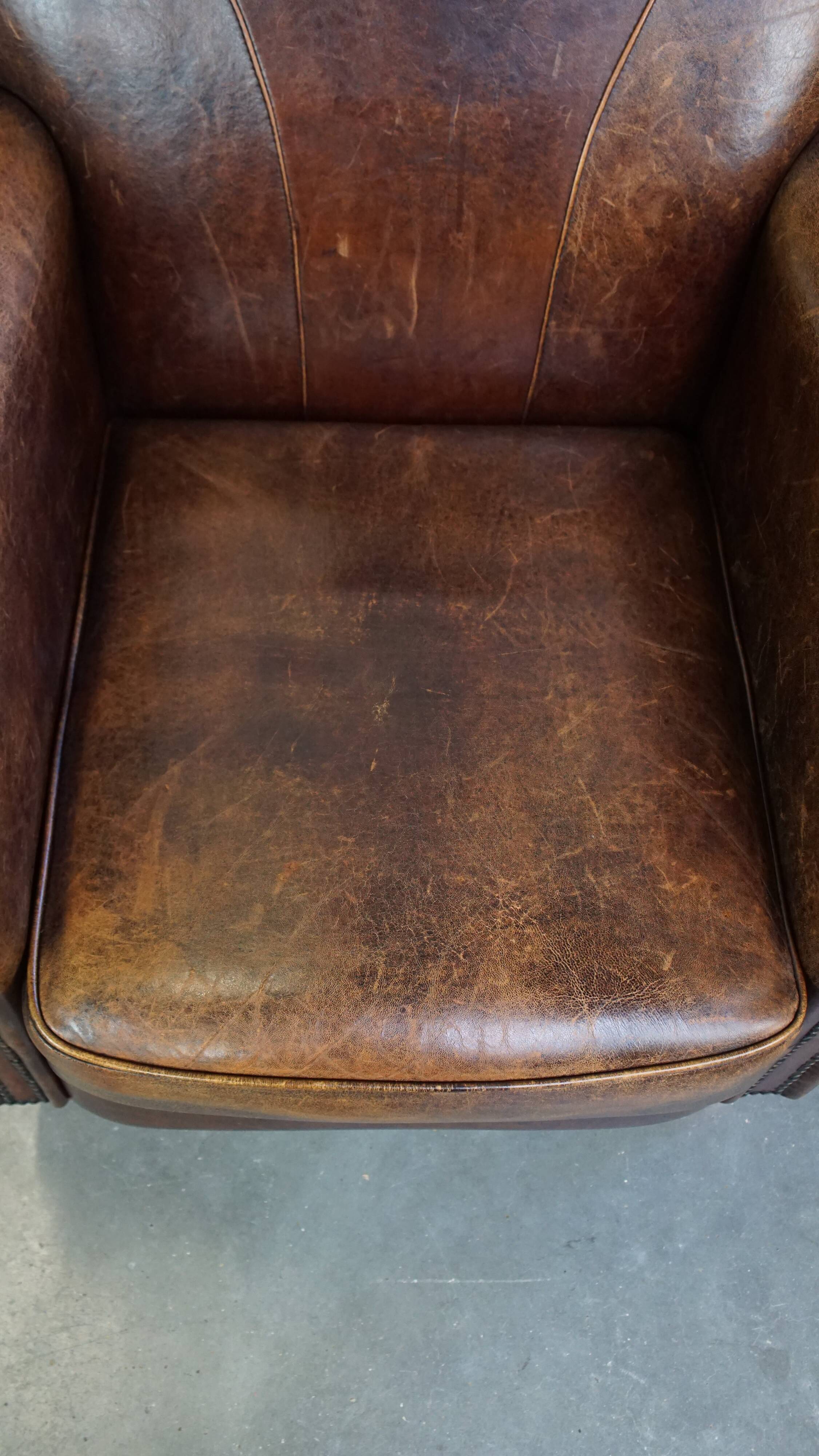 Fauteuil design en cuir de mouton aux finitions soignées et soignées