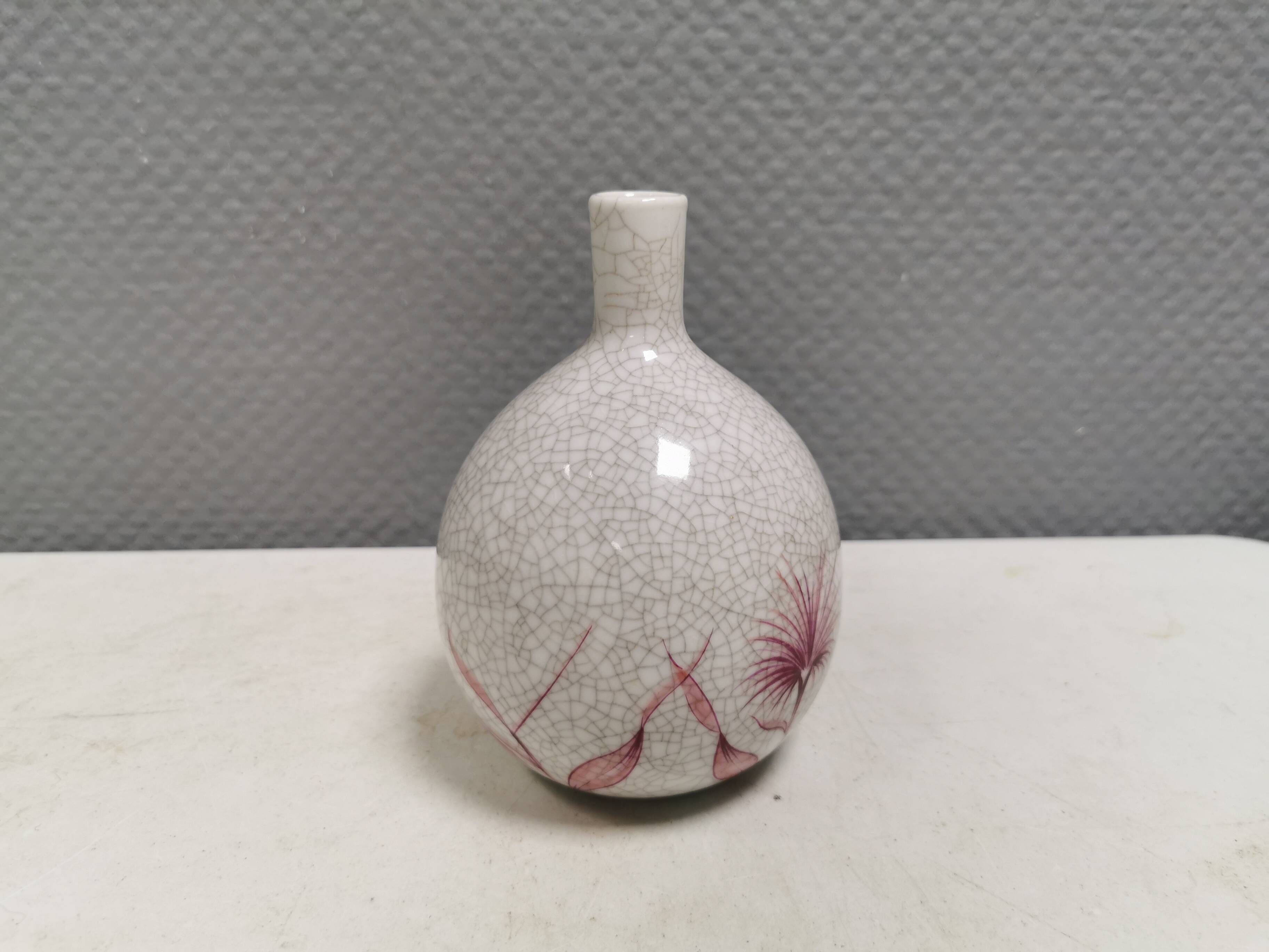 A vase in crackled porcelain with pink decoration. Germany 1930s
