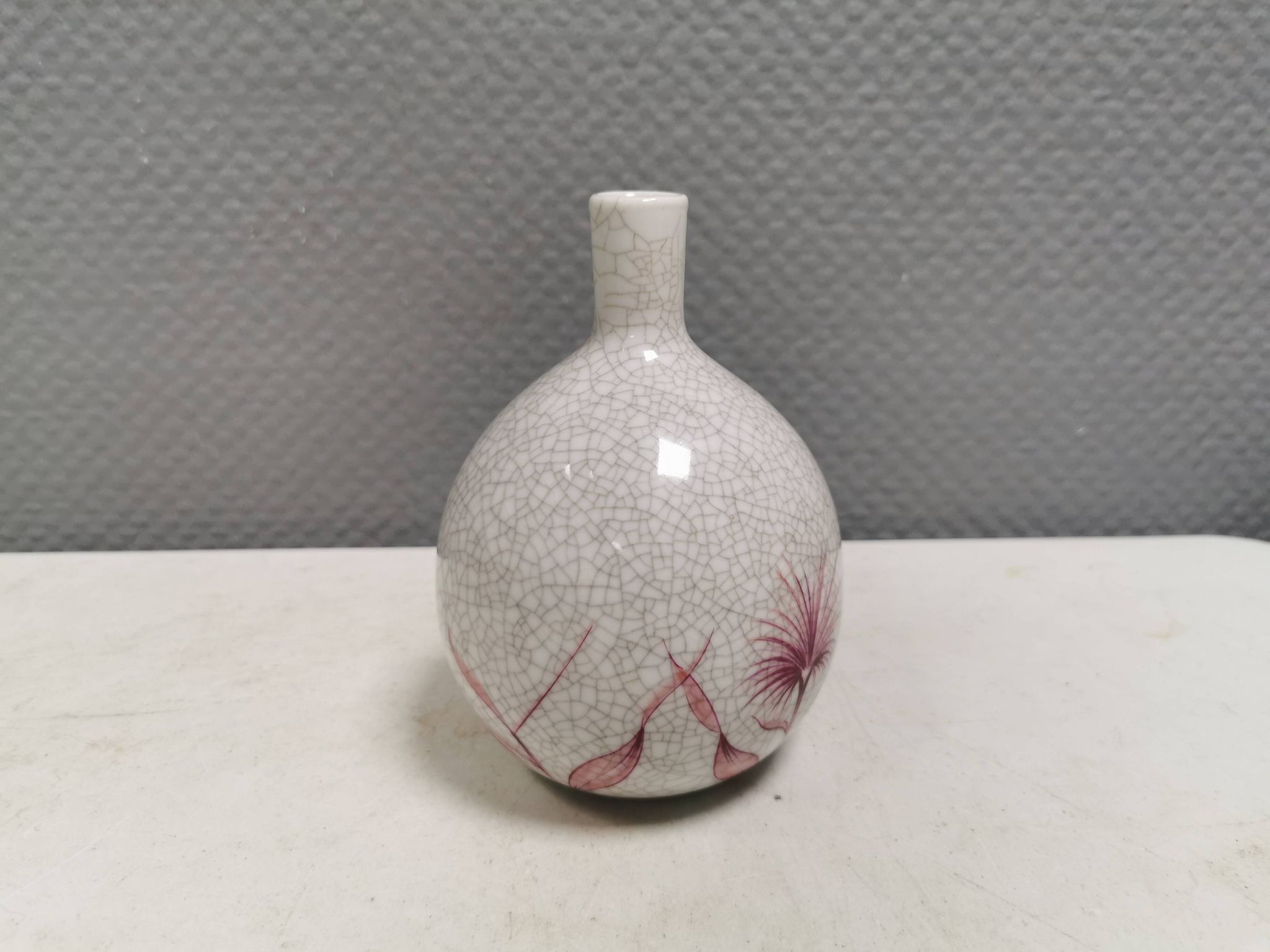 A vase in crackled porcelain with pink decoration. Germany 1930s