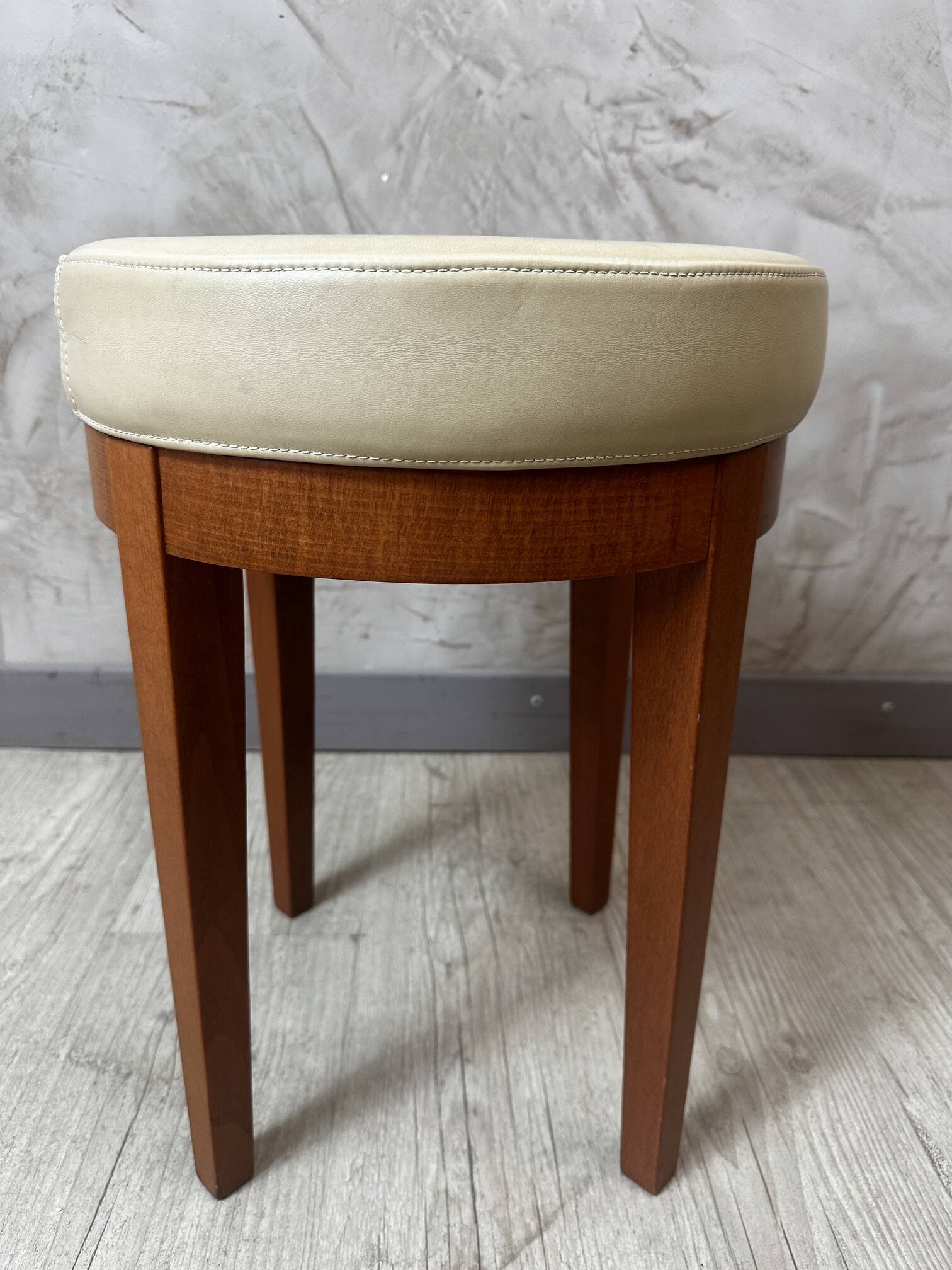 Tabouret tournant en cuir