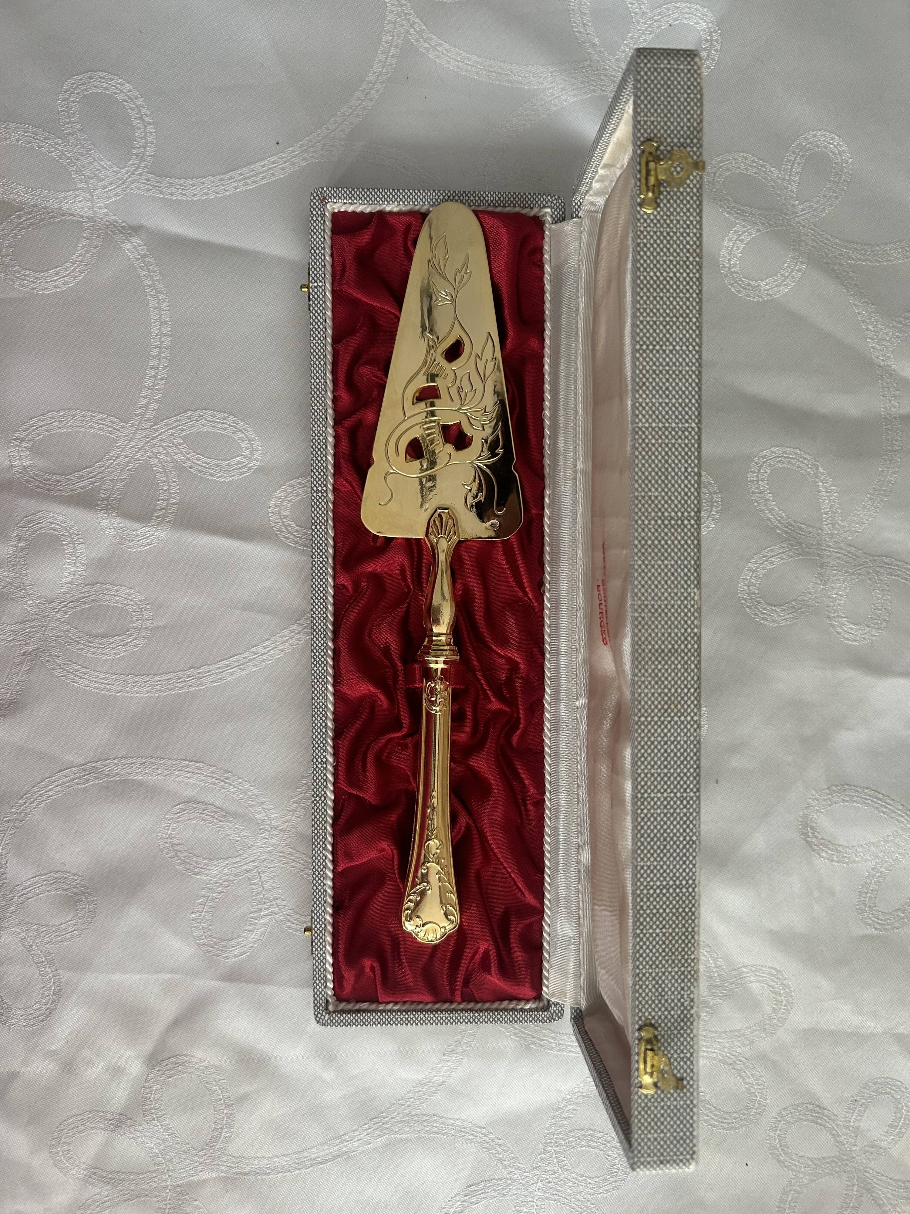 Vintage gold metal pie server – 1950s – with original case
