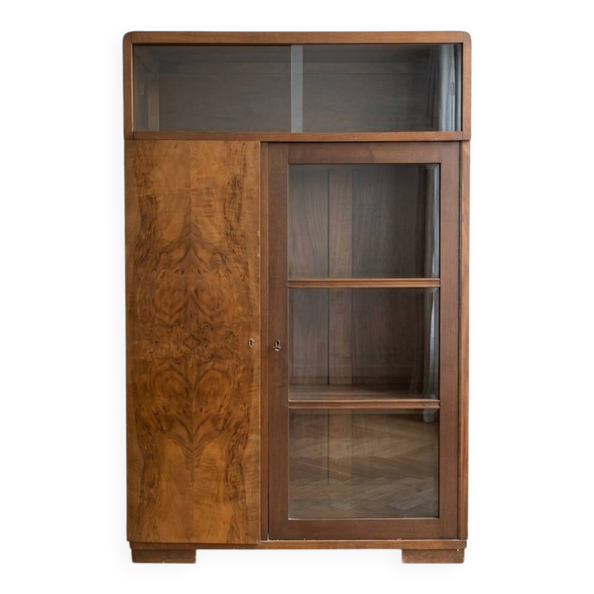 Antique Art Deco display cabinet in wood and walnut veneer.