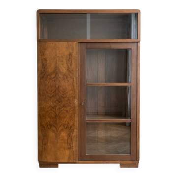 Antique Art Deco display cabinet in wood and walnut veneer.