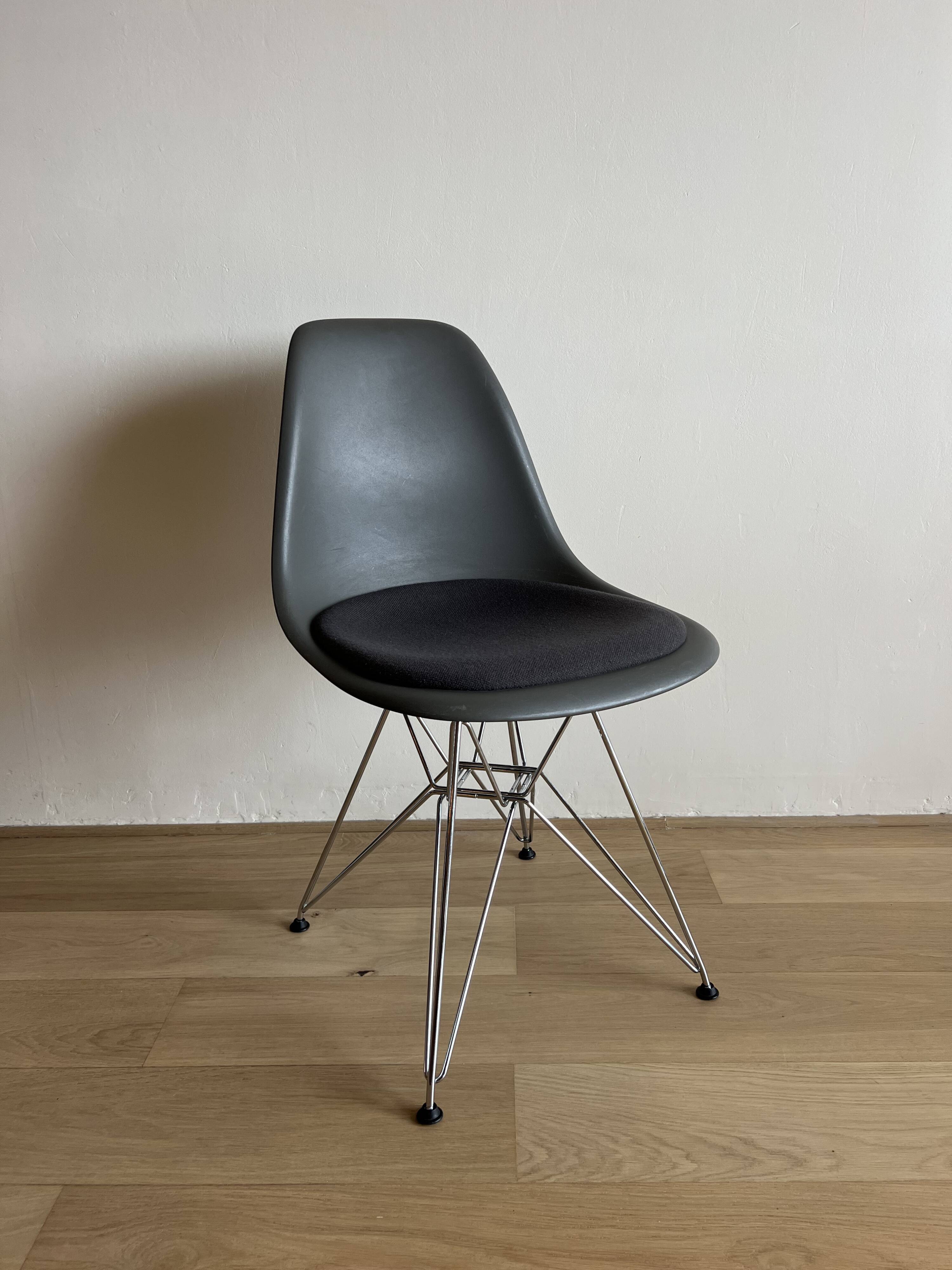 Lot of 4 original Eames DSR chairs by Vitra – with cushion.