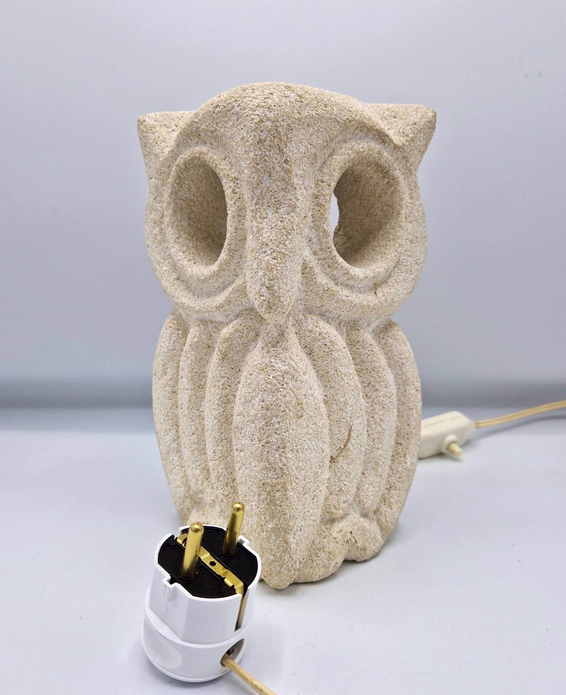 Lampe sculpturale en calcaire en forme de hibou par Albert Tormos, France