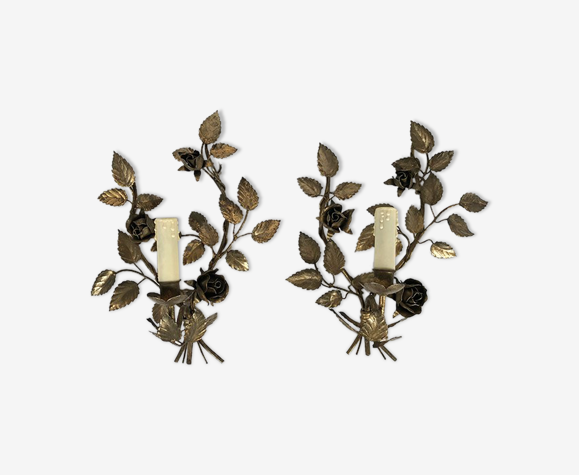 Paire d’appliques en métal doré à décor de roses