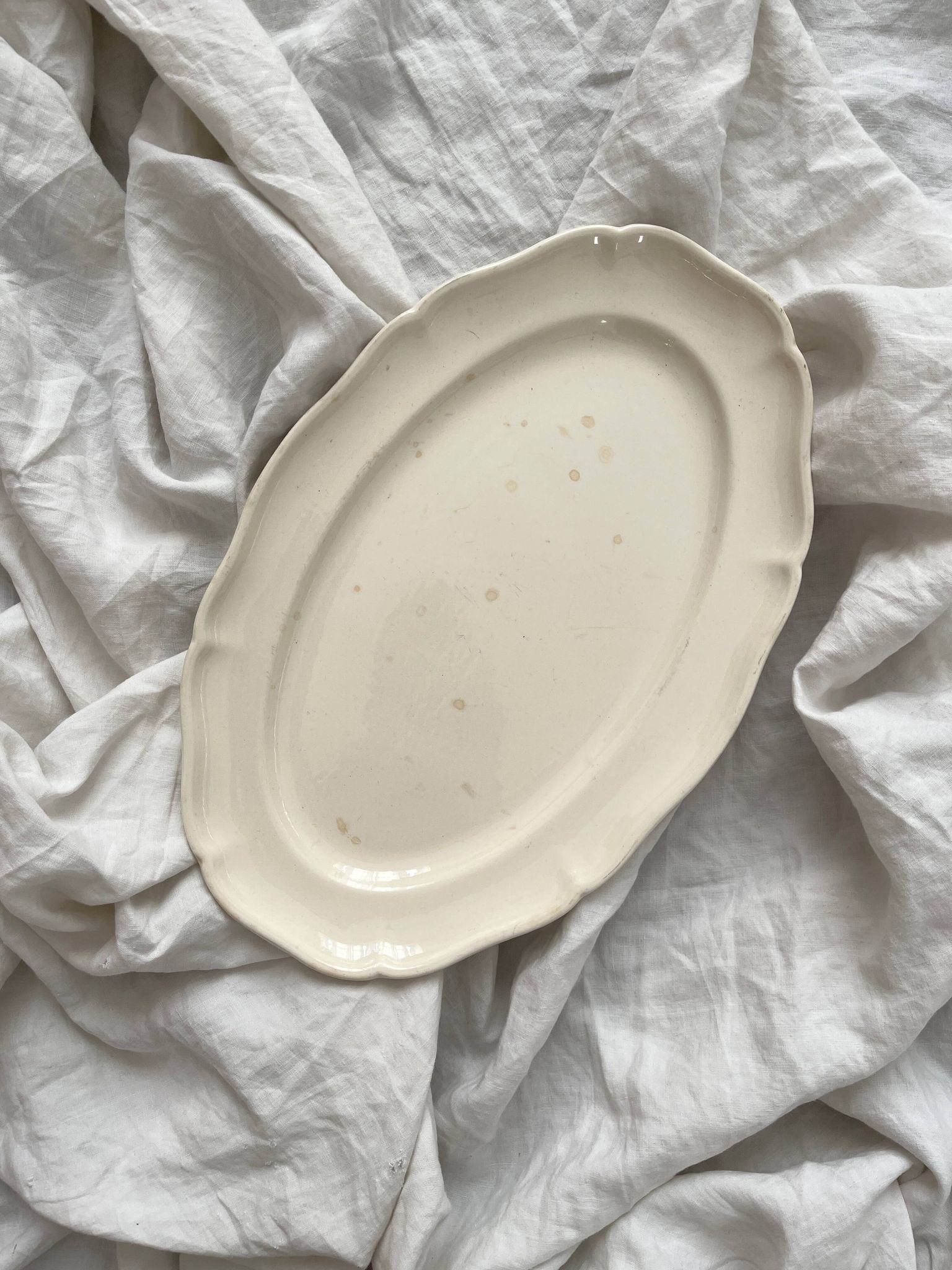 Plat ovale festonné en faïence ivoire Villeroy et Boch