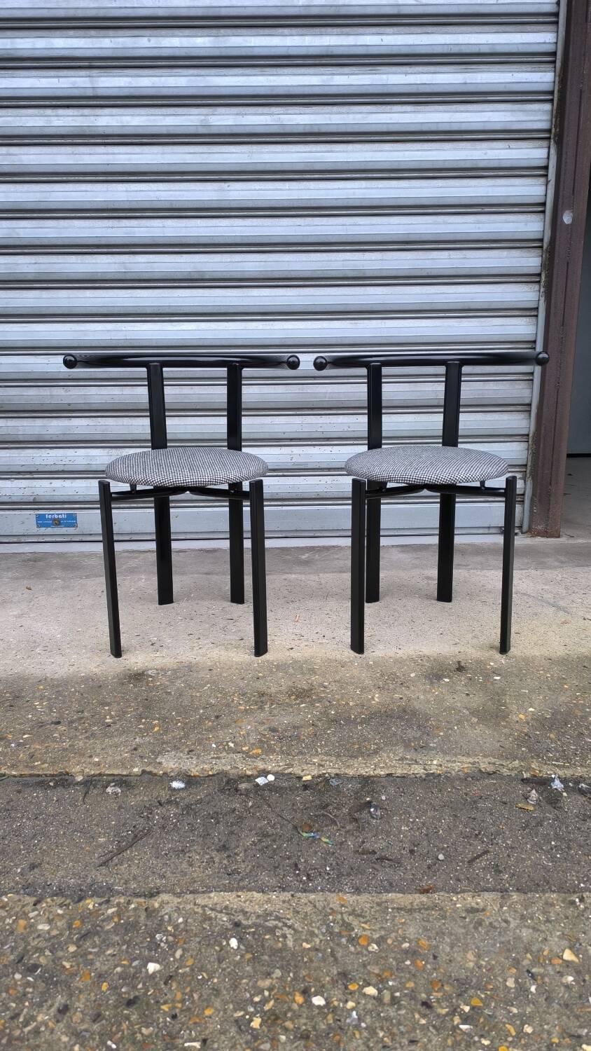 Paire de chaises moderniste 1980
