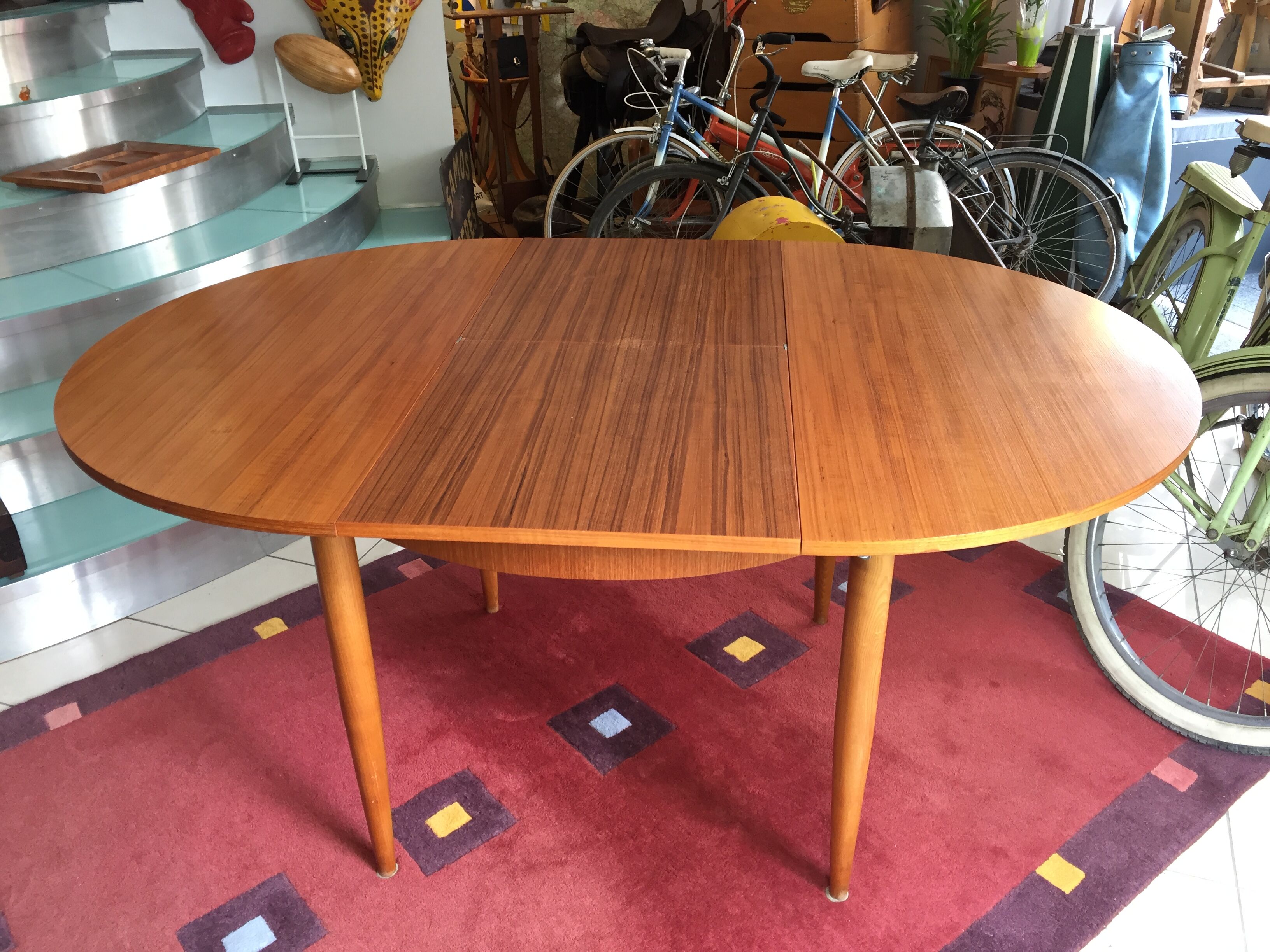 Scandinavian round table has extensions 4-8 pers møbelfabrik