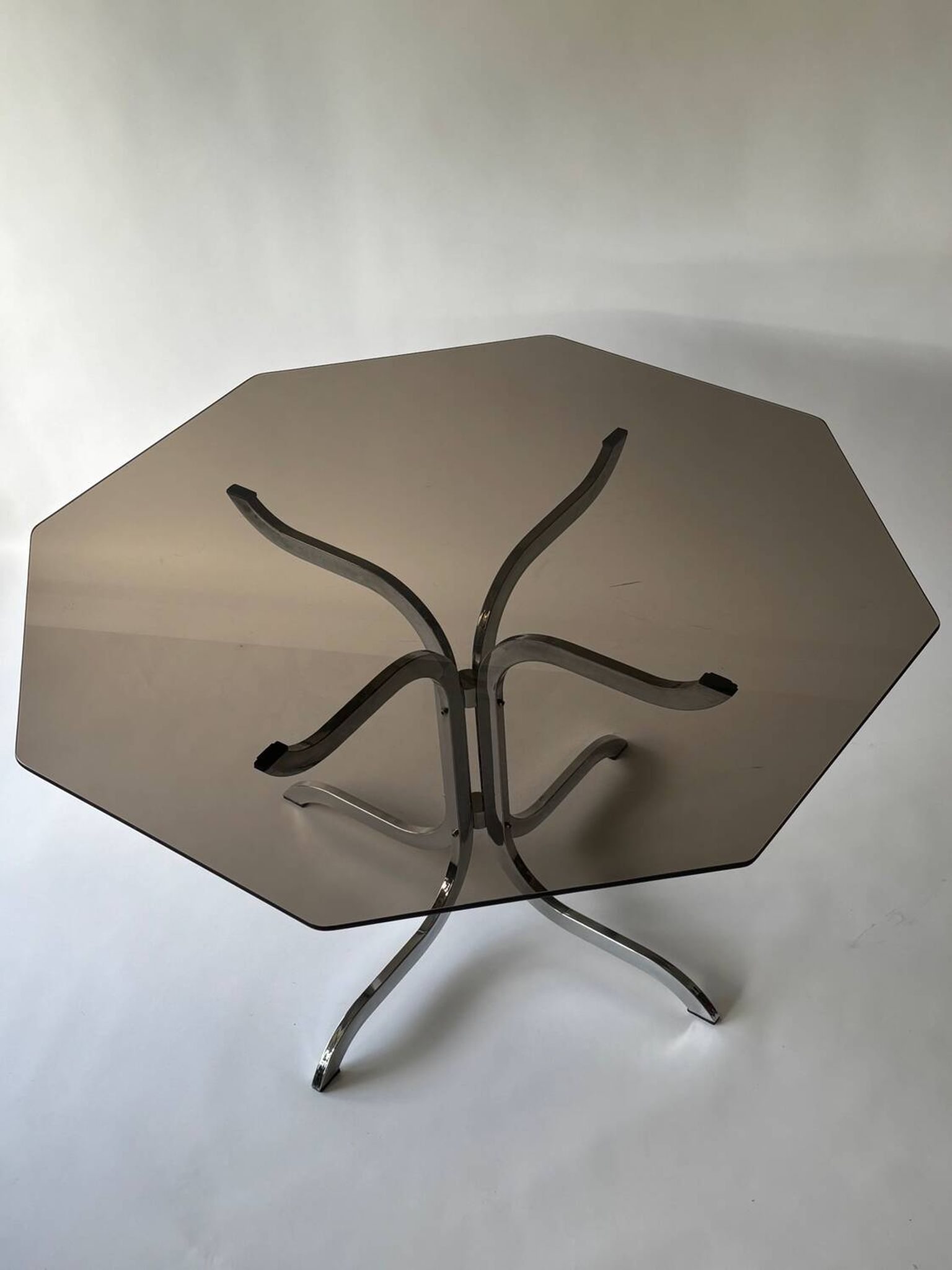 Table à manger en verre fumé et métal chromé 1970