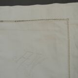 Paire de taies d'oreiller anciennes. Monogramme A W.