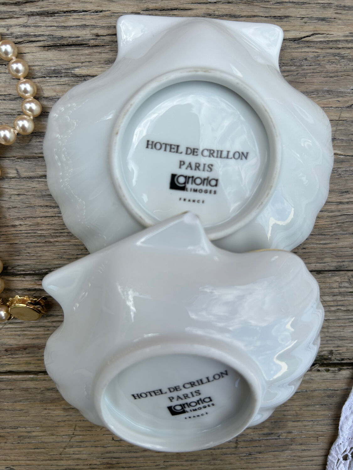 Lot 2 porcelain shells Hôtel de Crillon