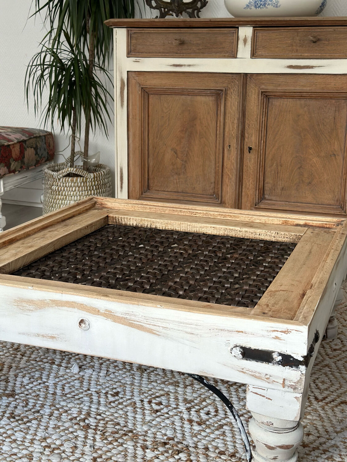 Wood and woven steel coffee table – Dual decorative use