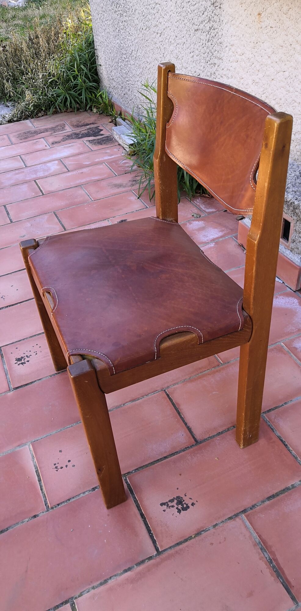 Series of 6 elm and leather chairs from the Maison Regain 60s
