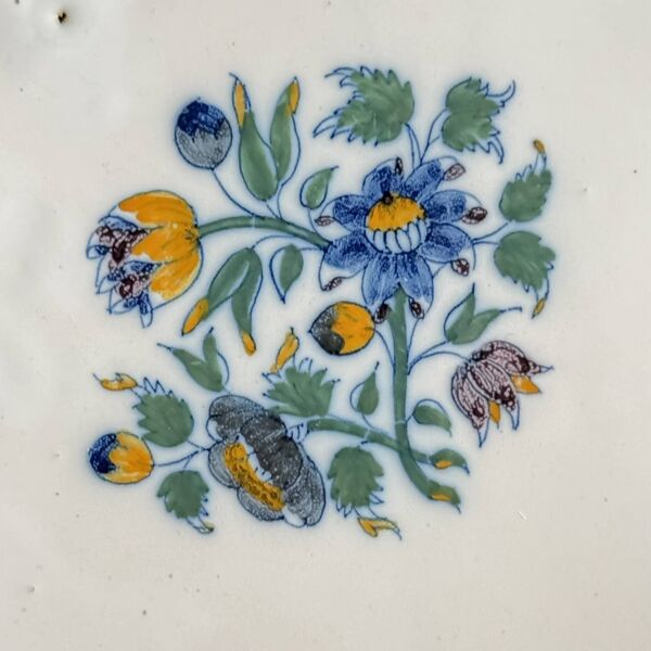 2 Assiettes en Faïence de Moustiers   XVIIIᵉ siècle   Décor floral coloré