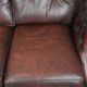Canapé Chesterfield rouge 2,5 places sur roulettes de style anglais