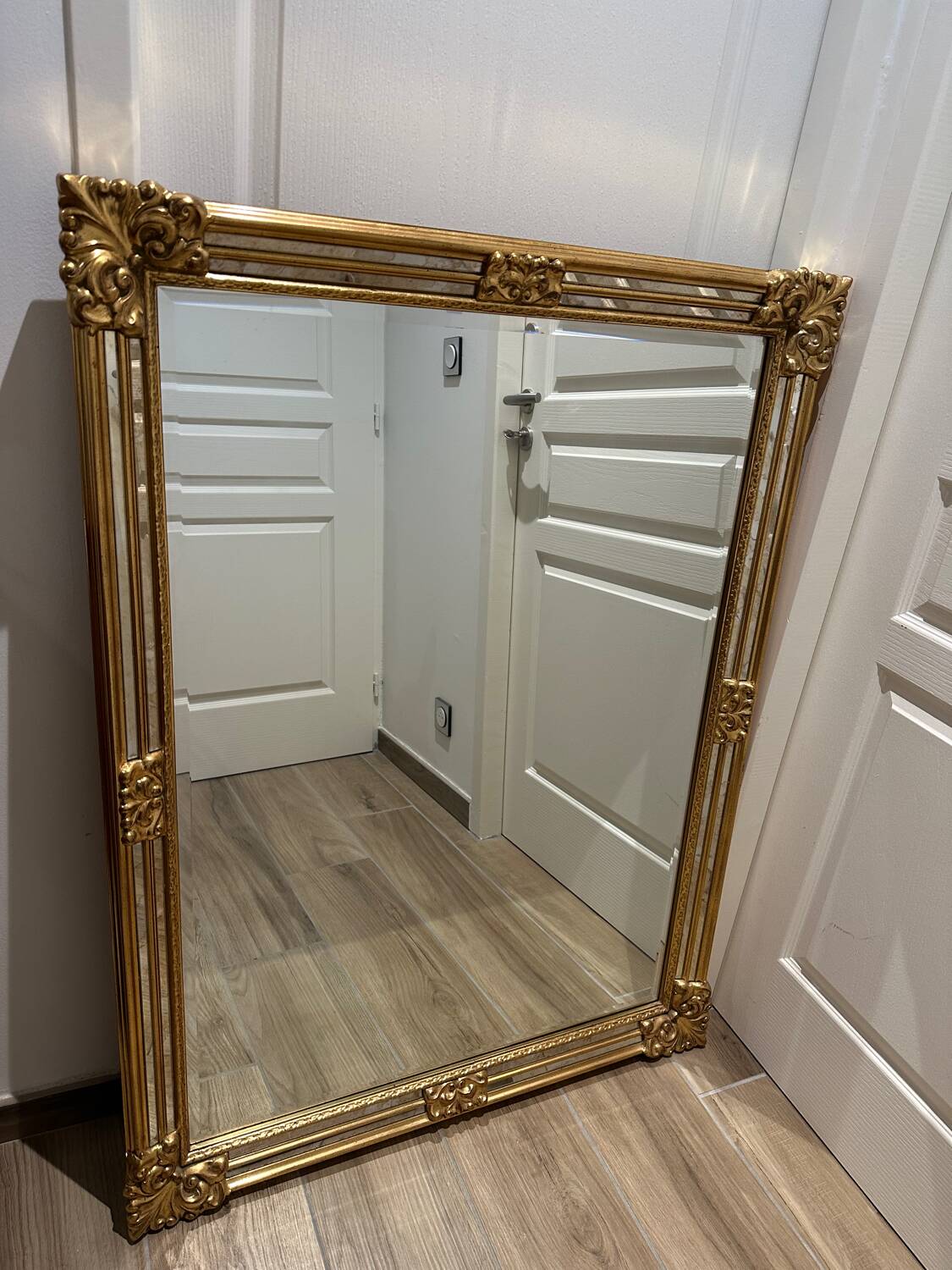 Superb gold mirror in Louis XV/XVI style. 90x120.