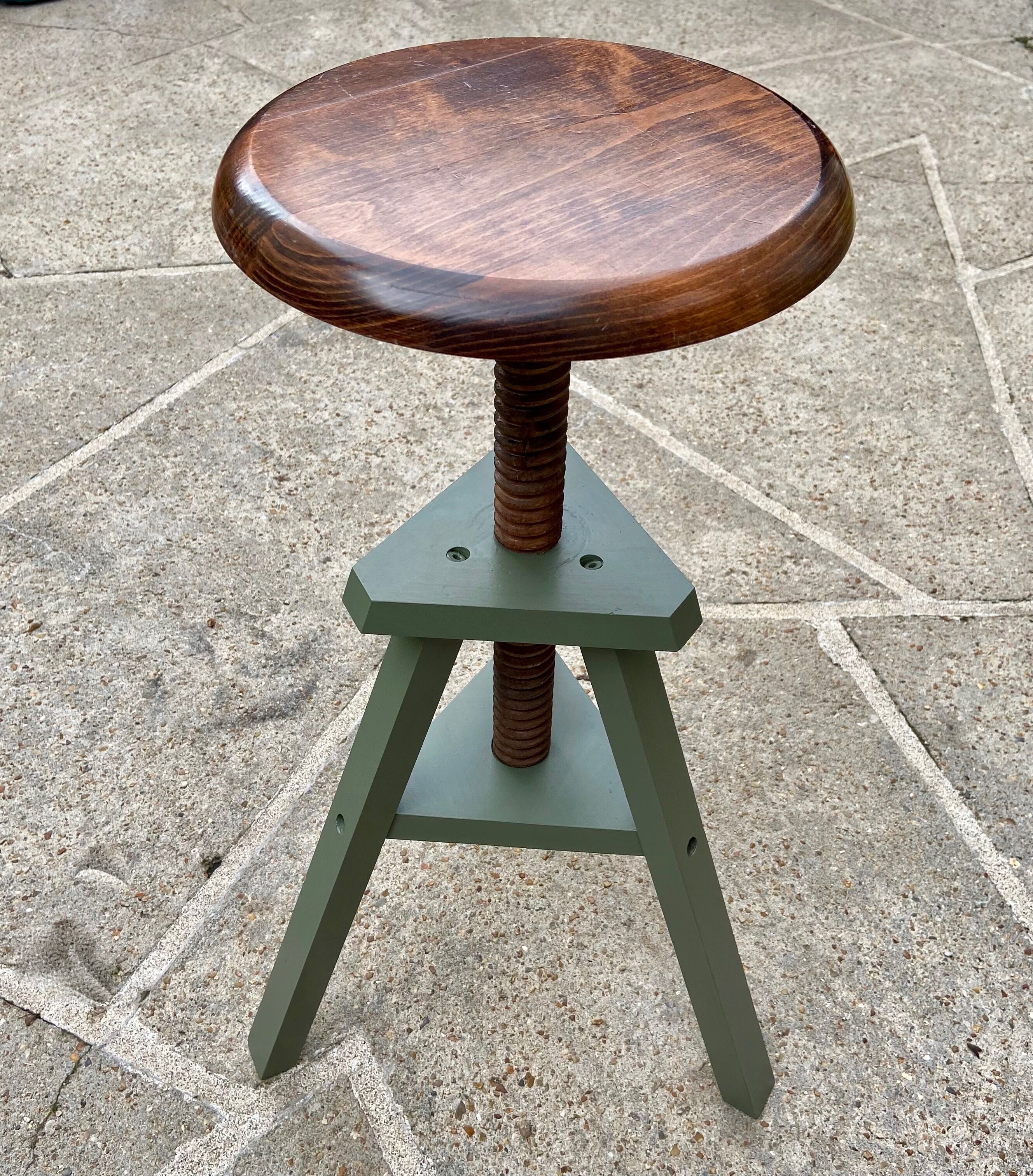 Screw workshop stool