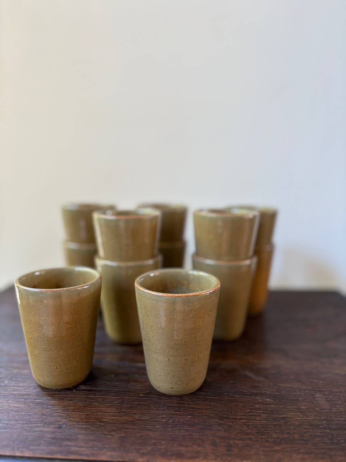 12 gobelets en grès émaillé Digoin vintage