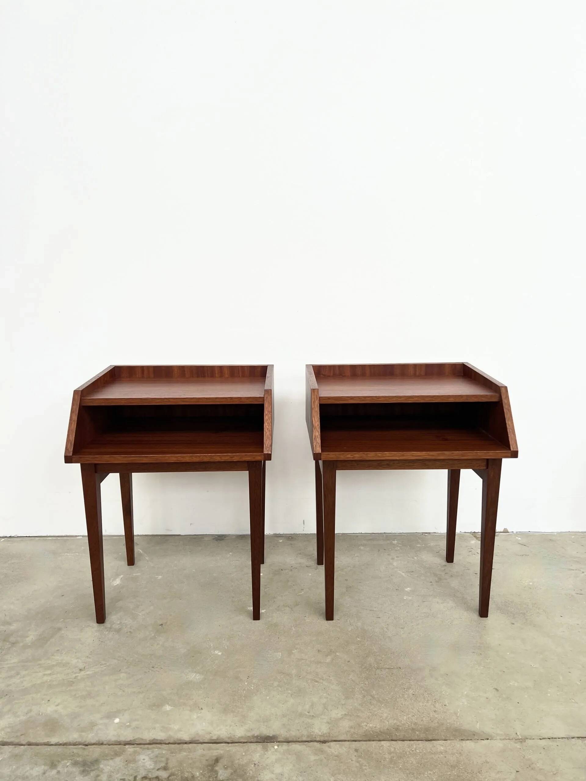 Vintage teak bedside tables (H53cm) – minimalist design and open niche.