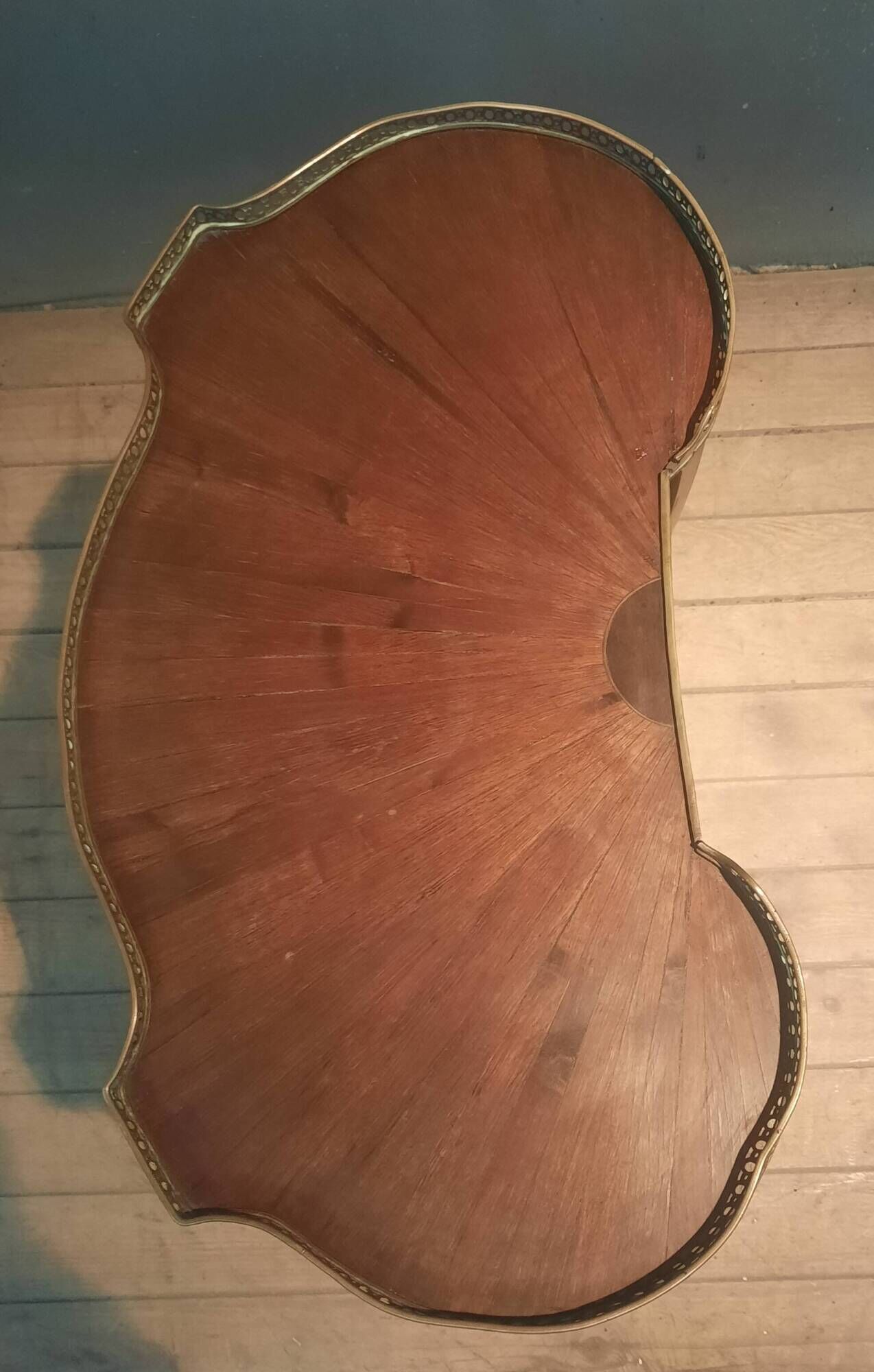 Table rognon en plaquage style Louis XV