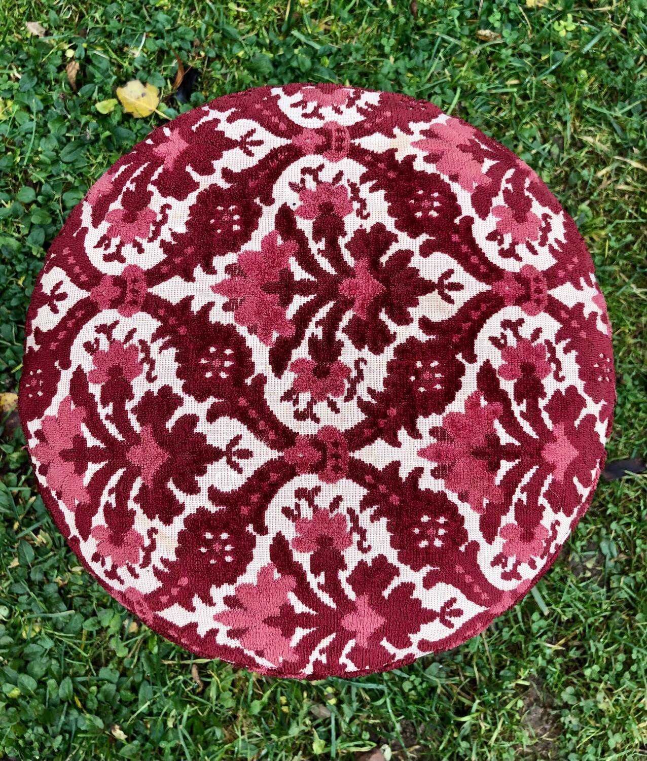 Fringed velvet pouf