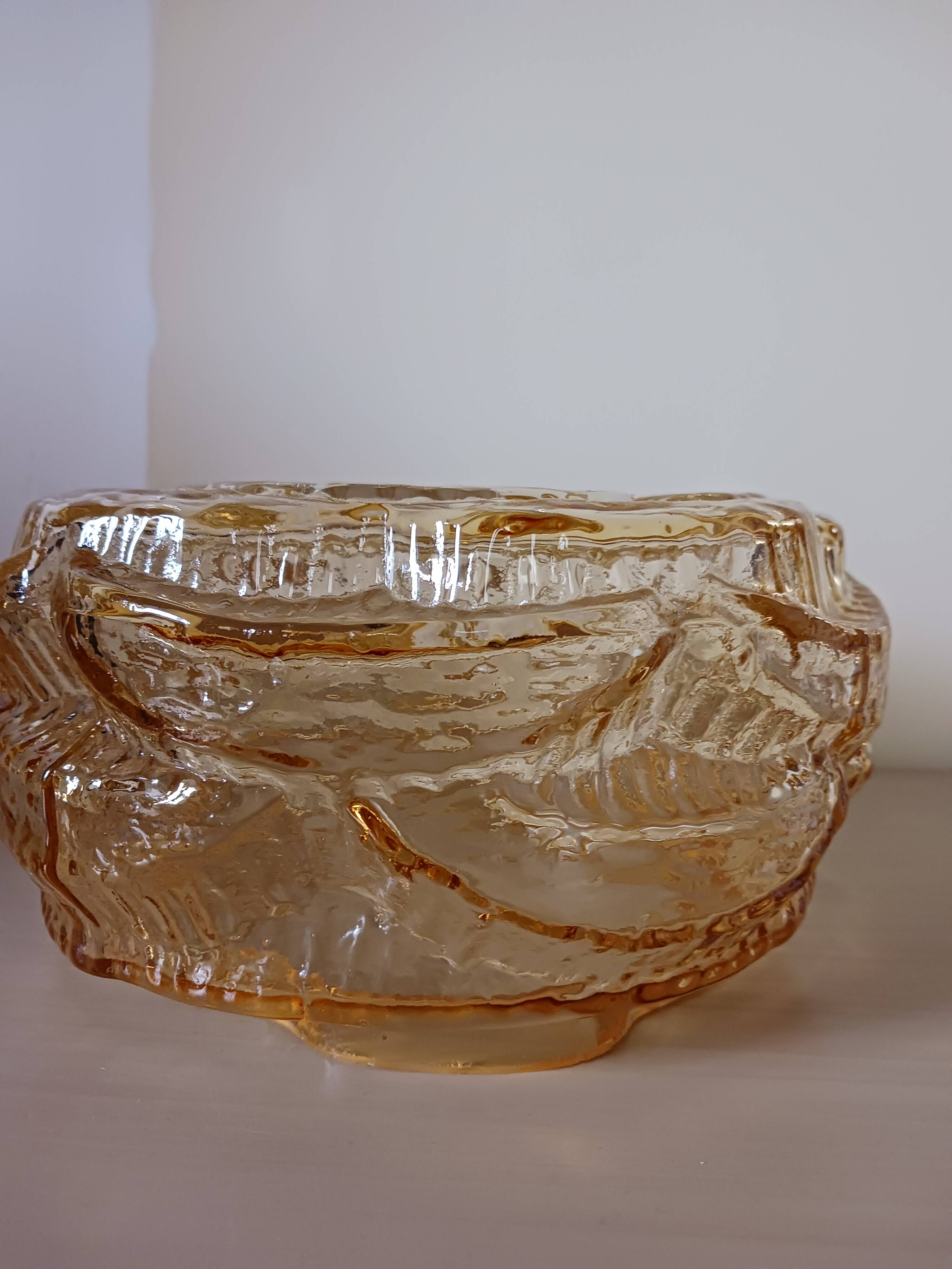 Plafonnier en verre moulé .