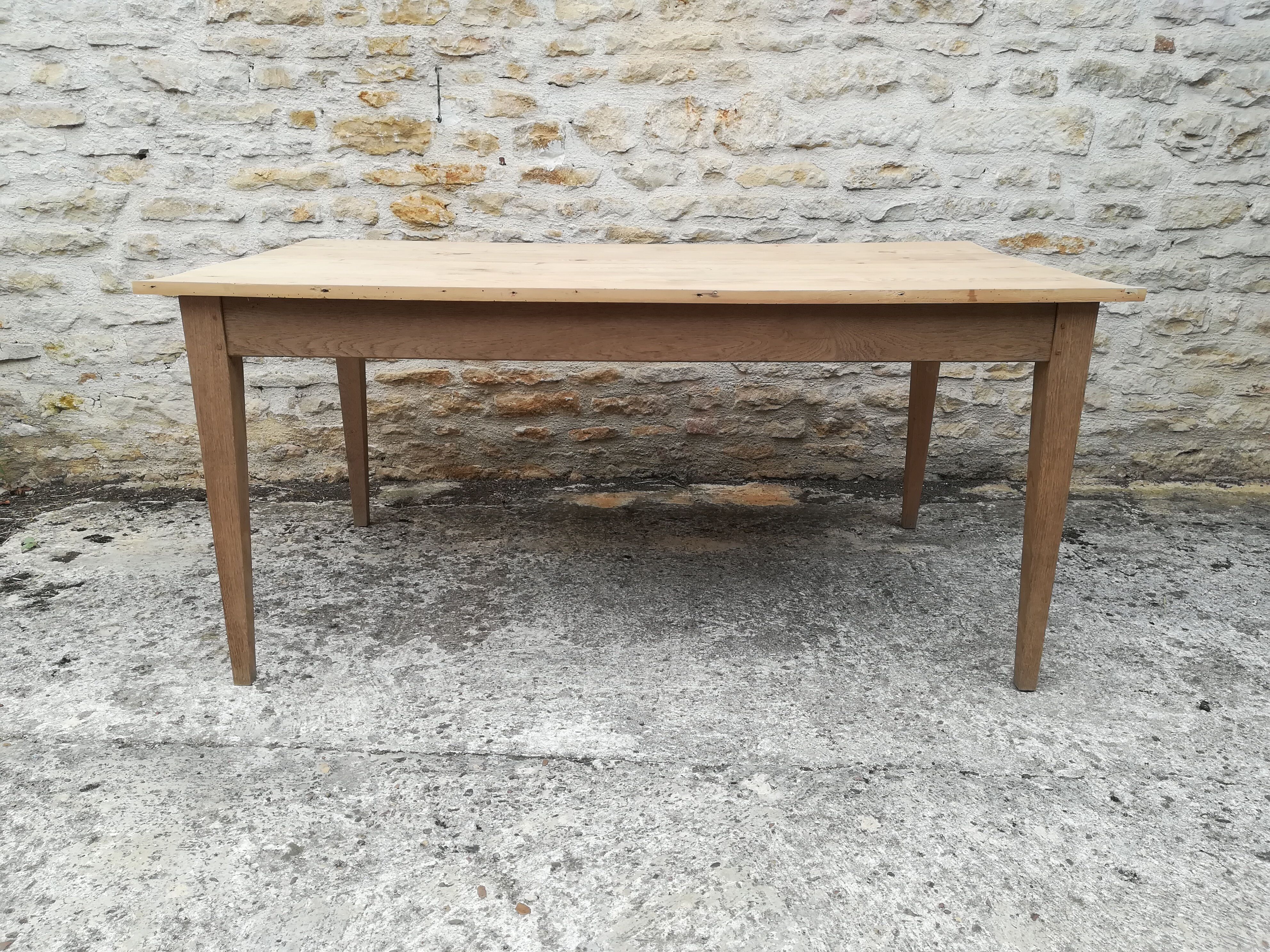 Closing table a drawer