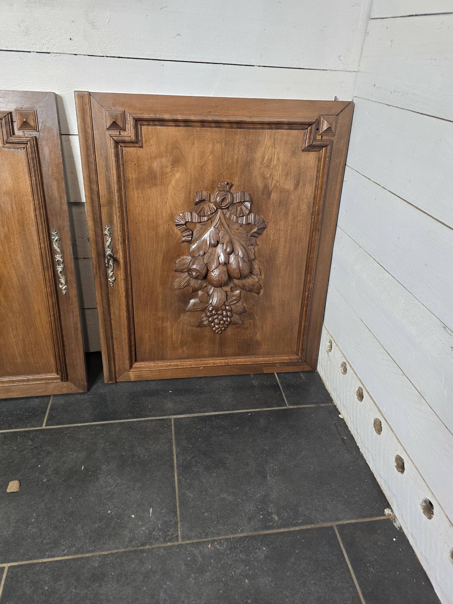 Paire de portes en bois sculpté en noyer