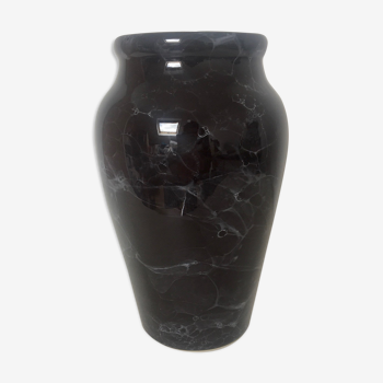 Vase en faience noir marbré