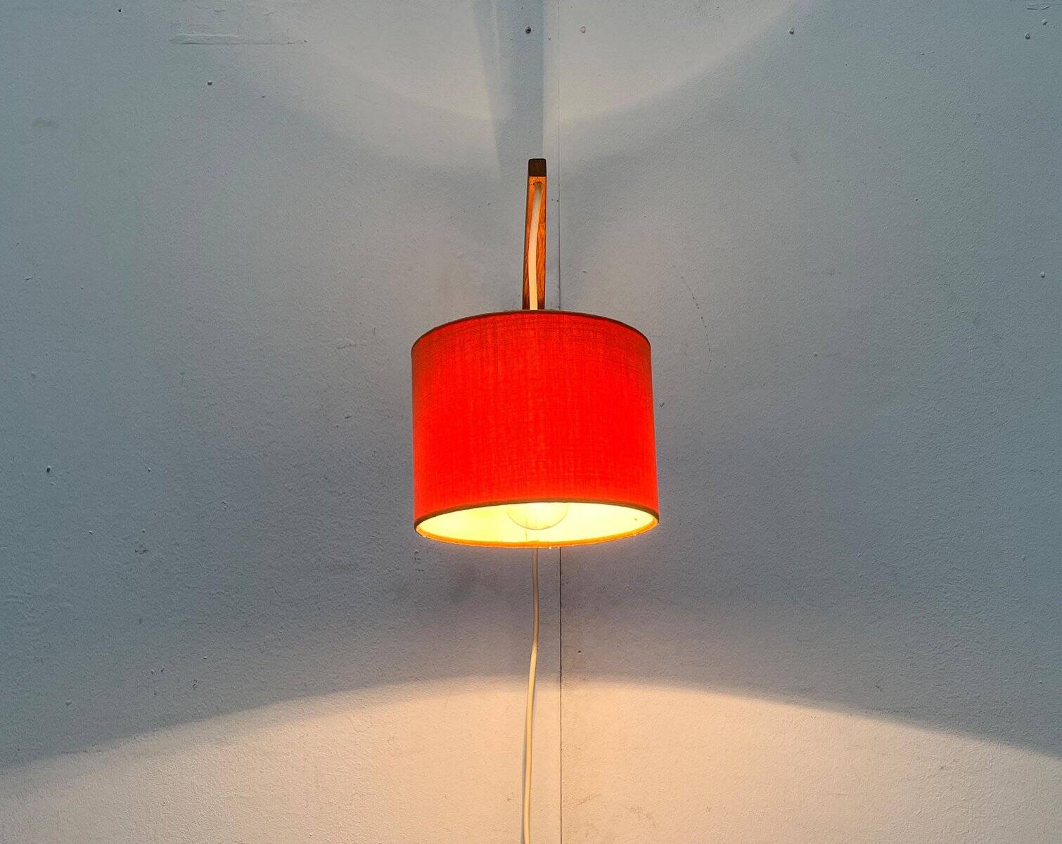 Mid-century cantilever wall lamp with a pivoting arm, 1960s.
