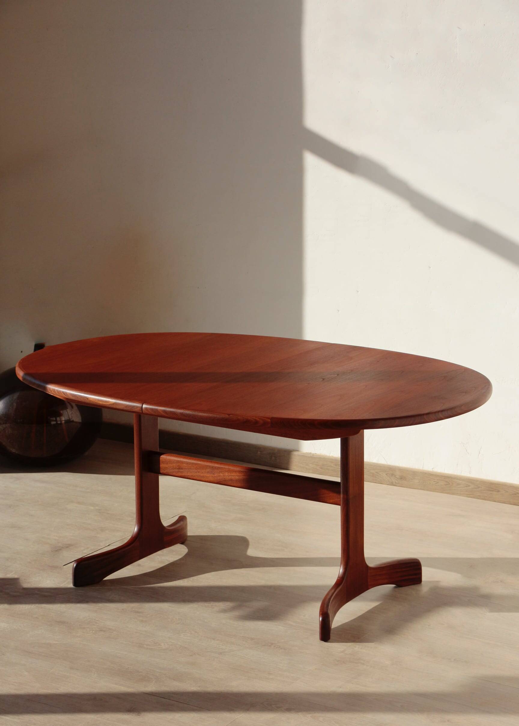 Oval dining table – 6 to 8 people – G Plan