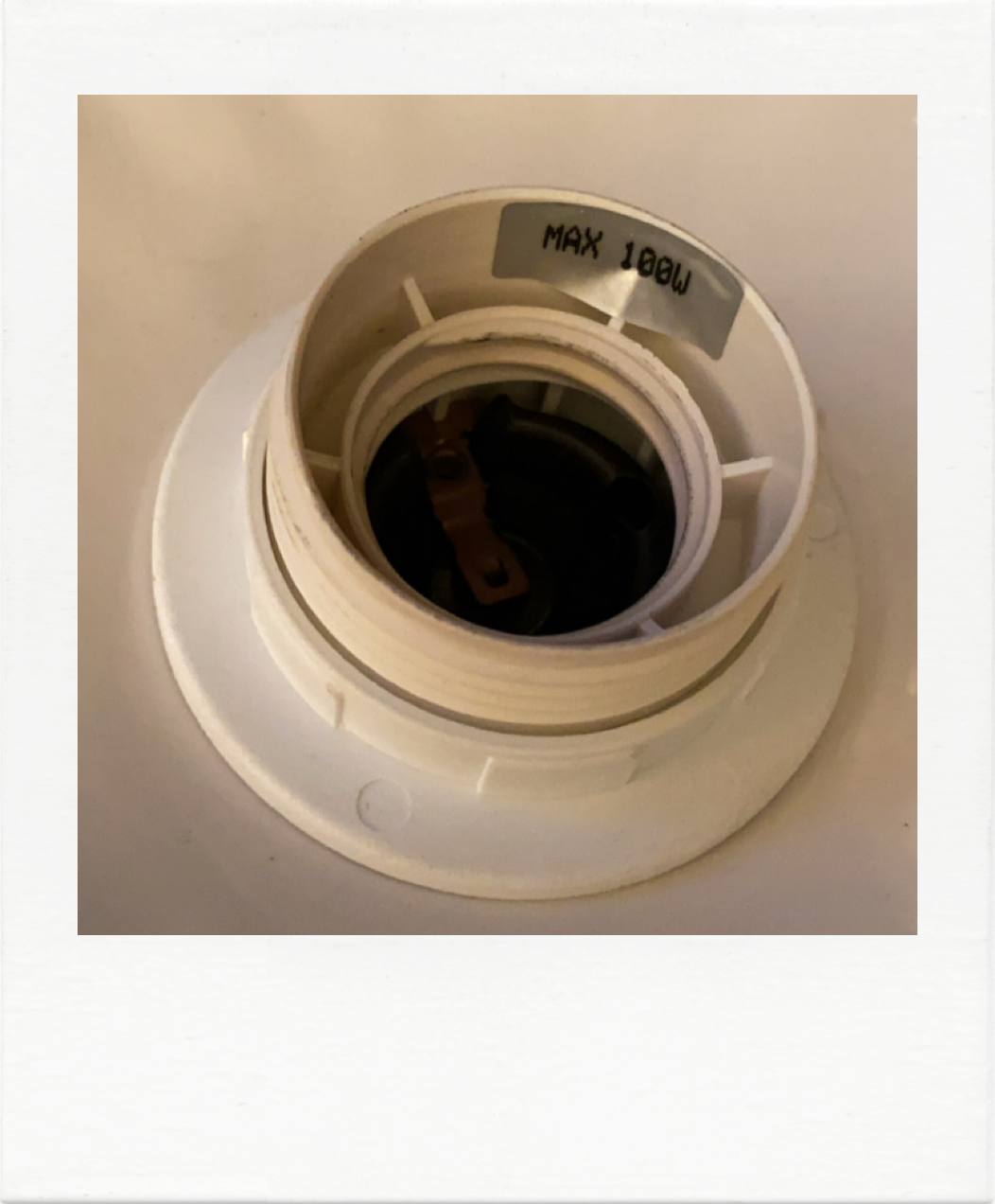 Blue and white pleated ceramic suspension