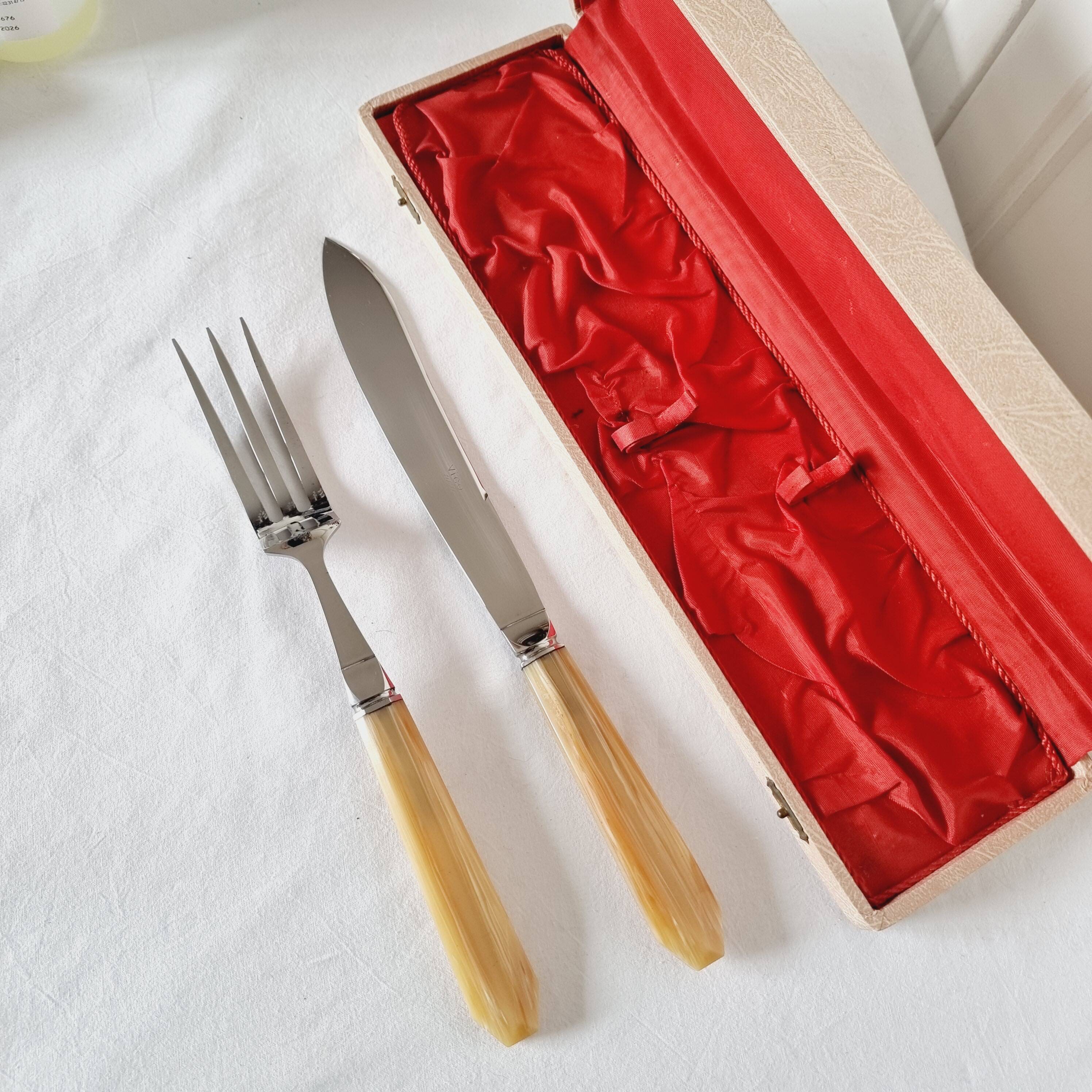 Case with cutlery for serving or cutting meat in baquelite
