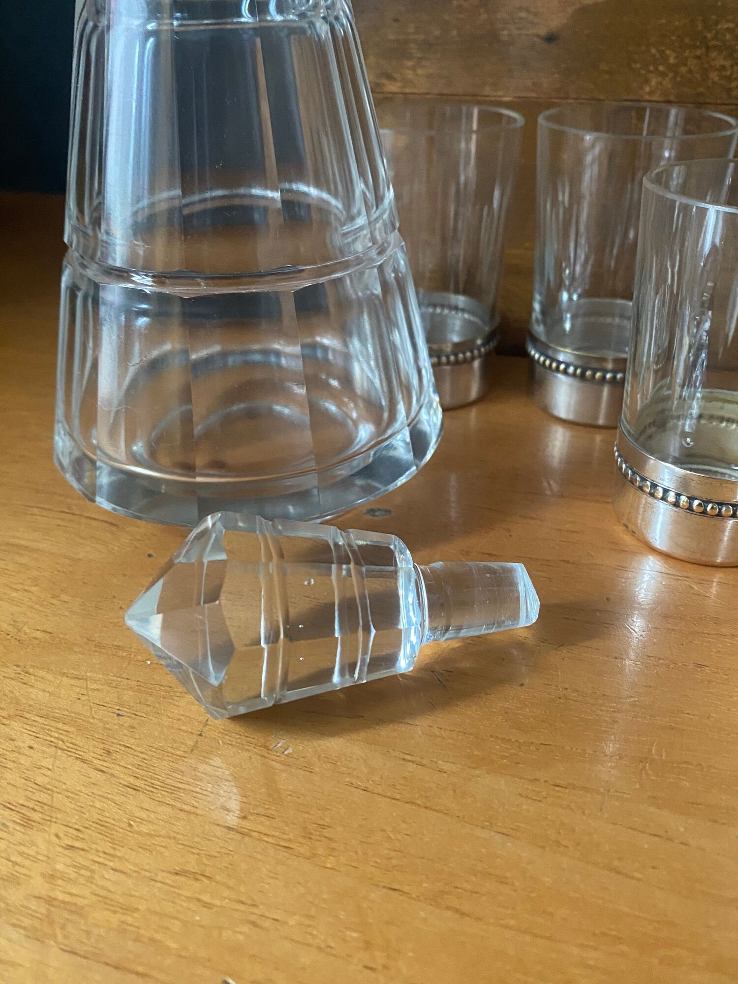 Liquor decanter in crystal and silver metal and matching glasses thereof