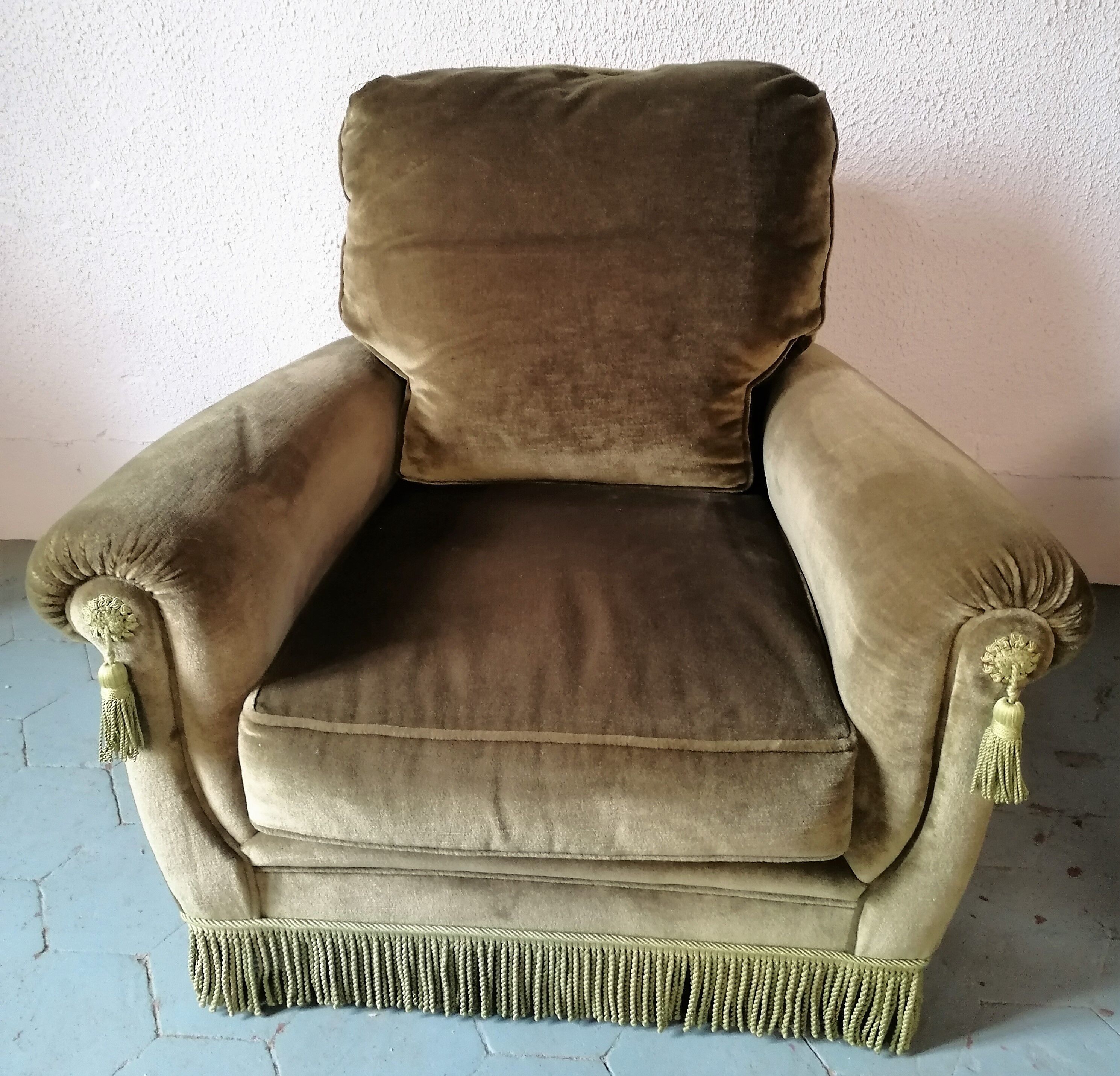 Paire de fauteuils en velours "Jean Roche "