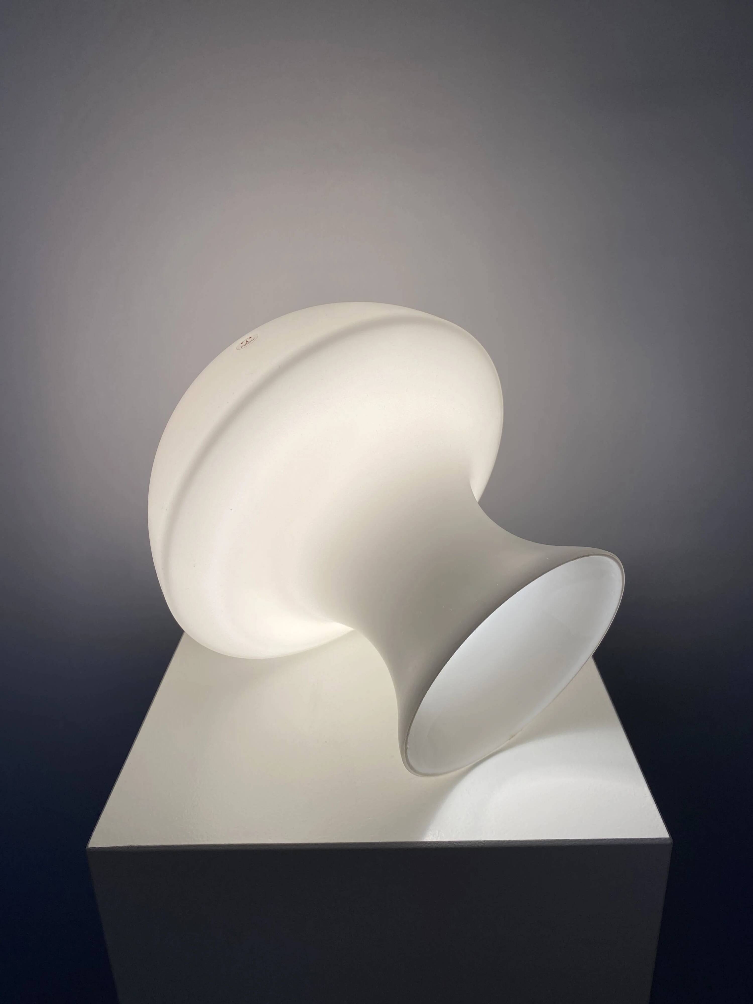 Lampe de table champignon en verre lait blanc Peill et Putzler 1970