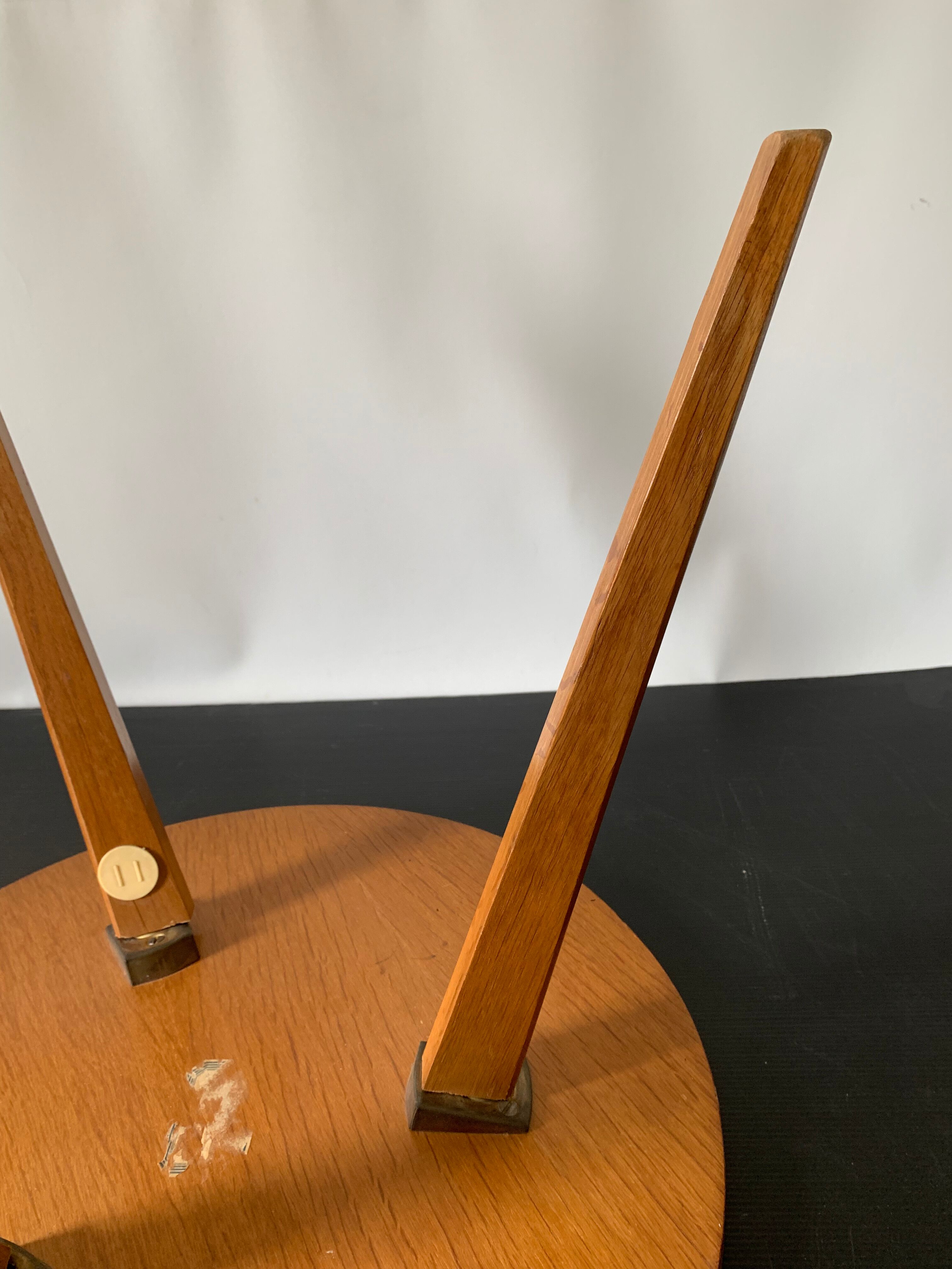 Coffee table compass foot