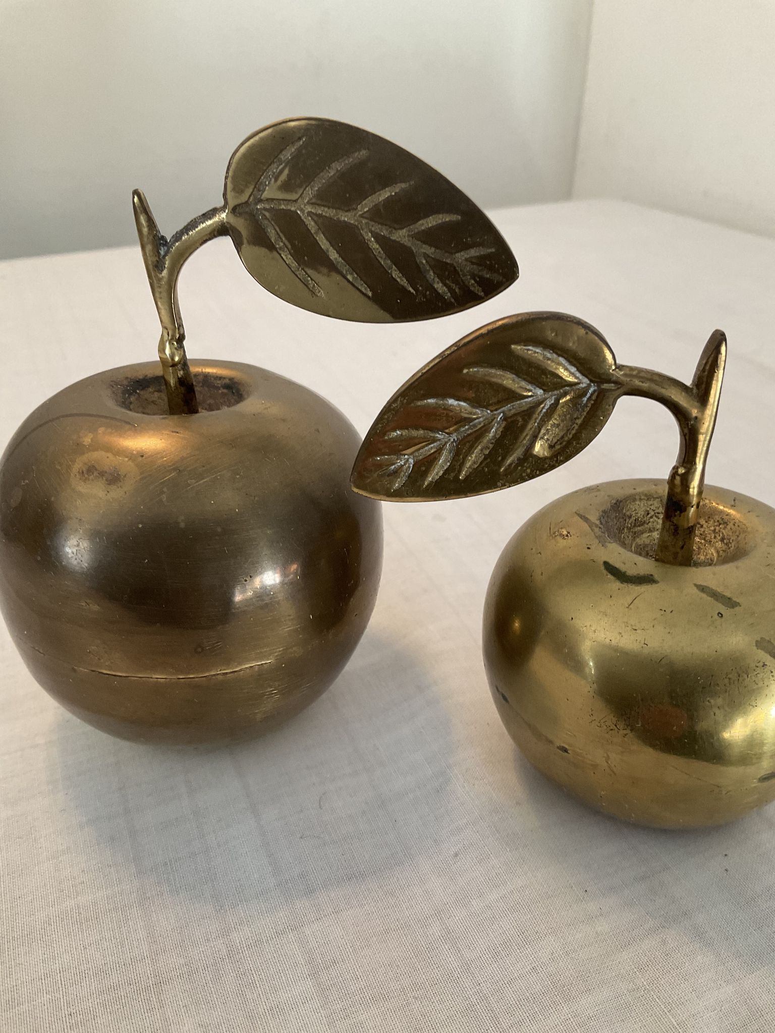 Duo of bronze apples vintage paperpress from the 60s-70s