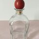 Carafe carrée avec son bouchon en bois de couleur rouge