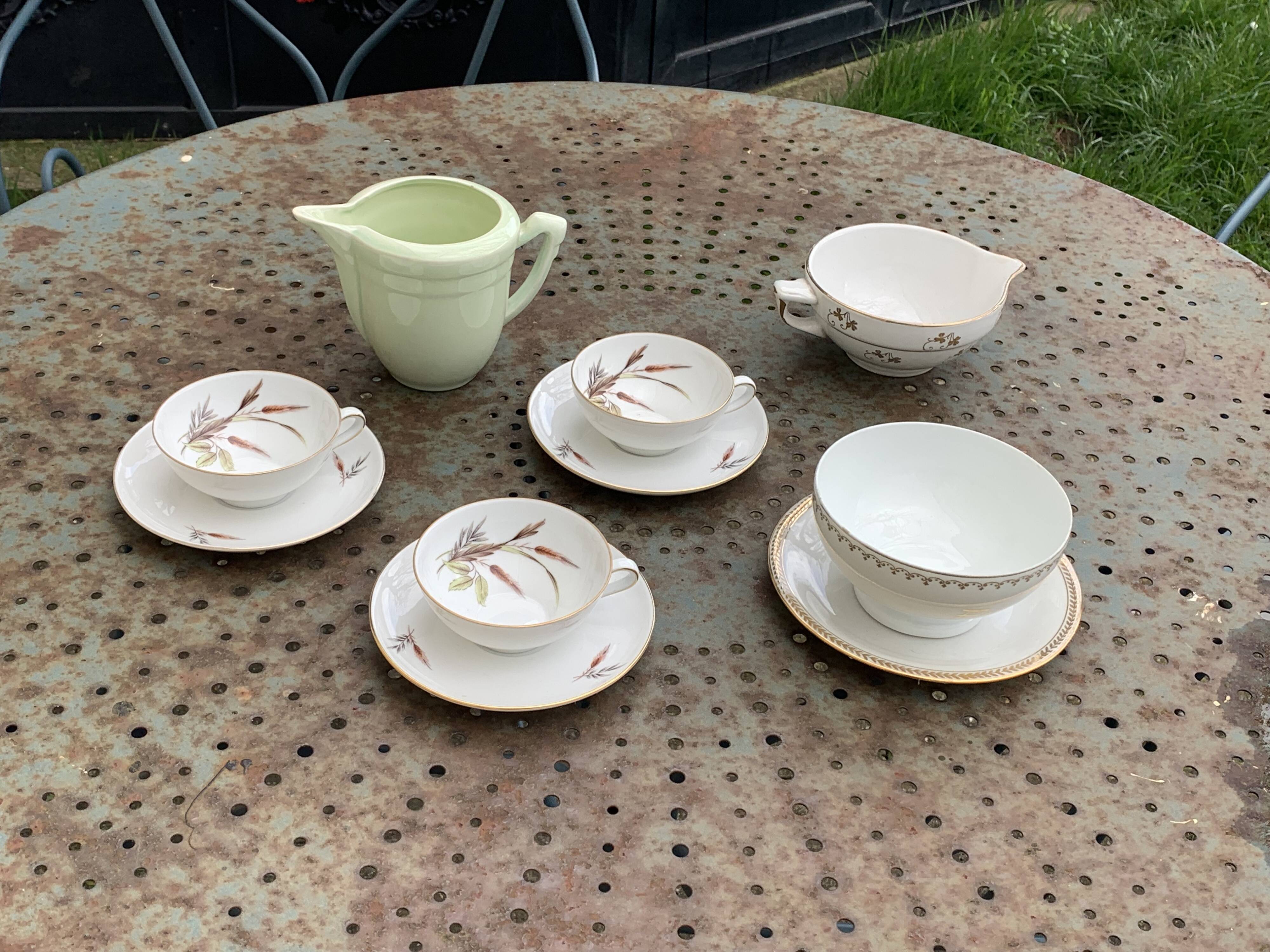 Coffee service, composed of 10 pieces, 3 cups and 3 saucers, a bowl, a saucer, vintage