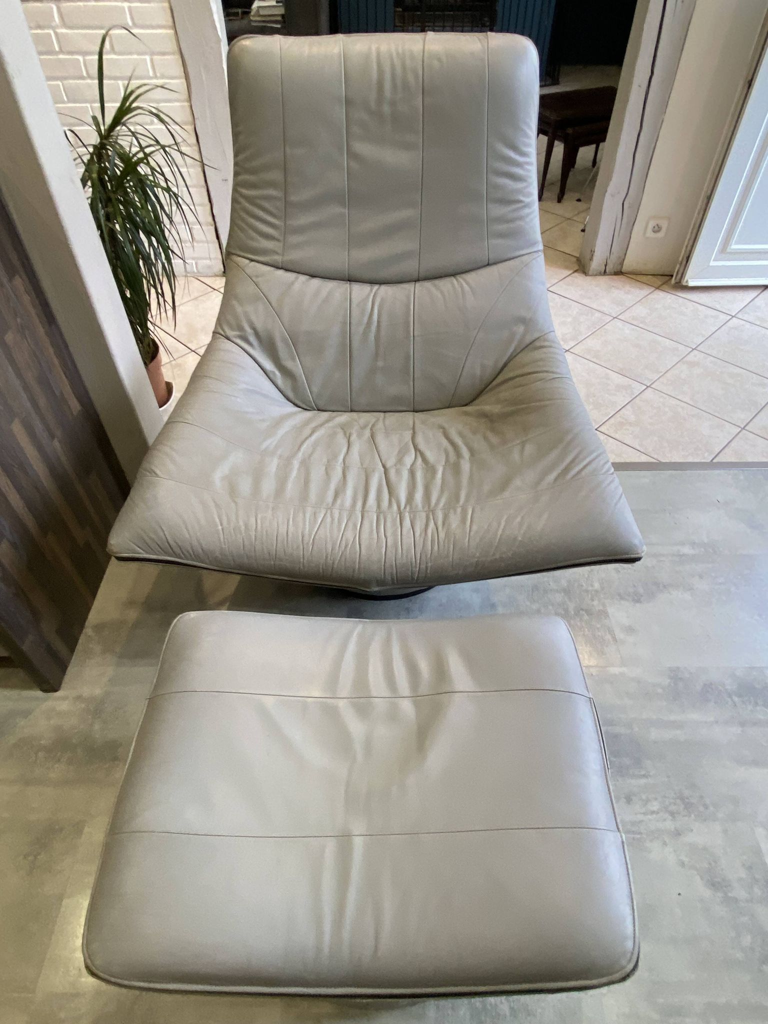 Swivel lounge chair ottoman footrest leather Mantis Gerard Van den Ber