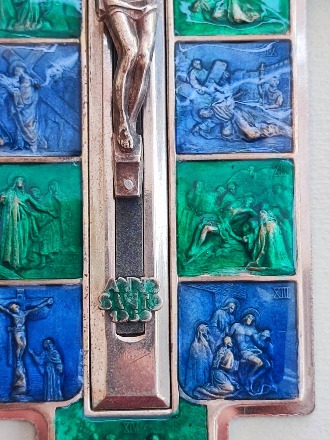 Crucifix en métal et émail