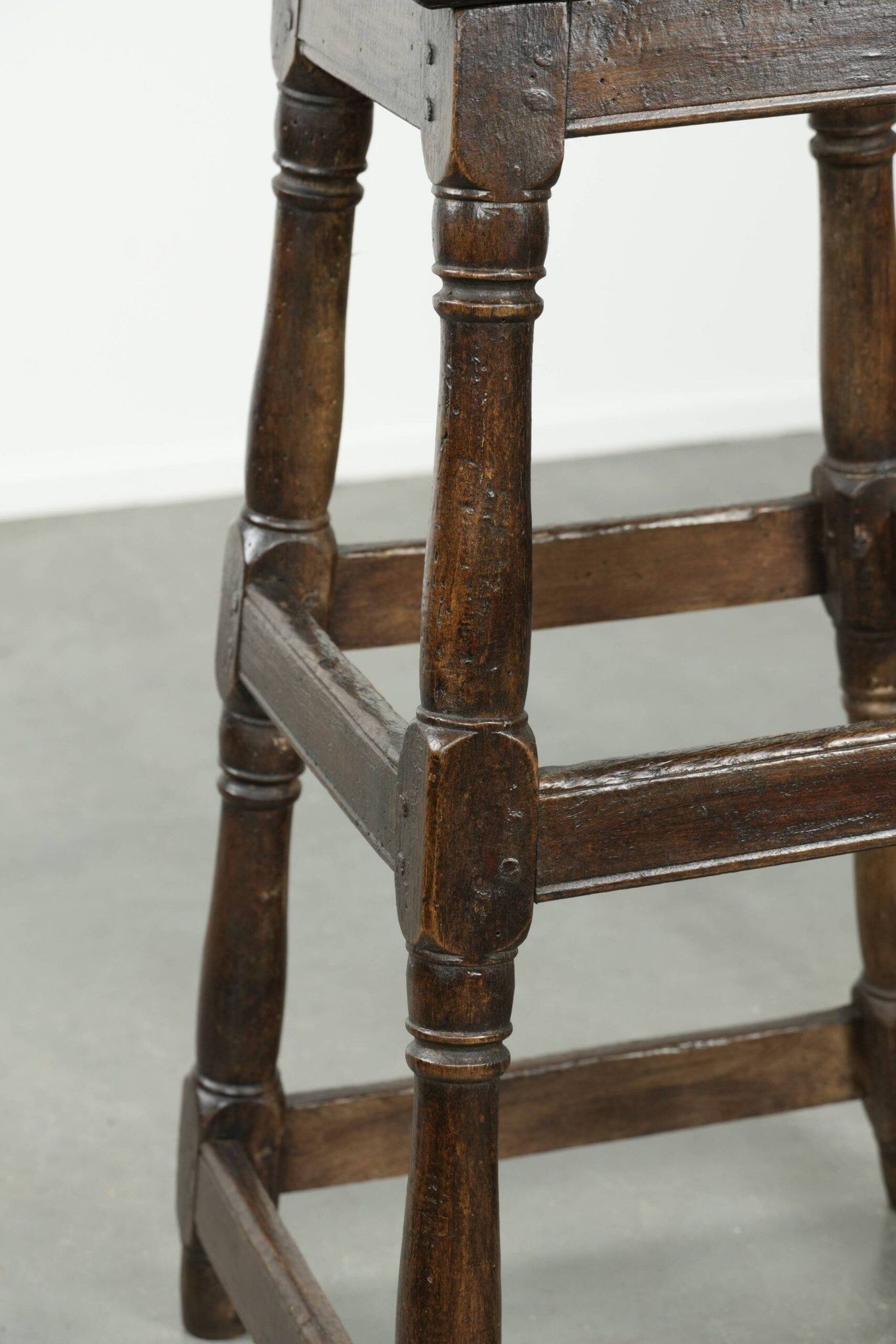 Tabouret en chêne anglais ancien / tabouret à joints du XVIIIe siècle